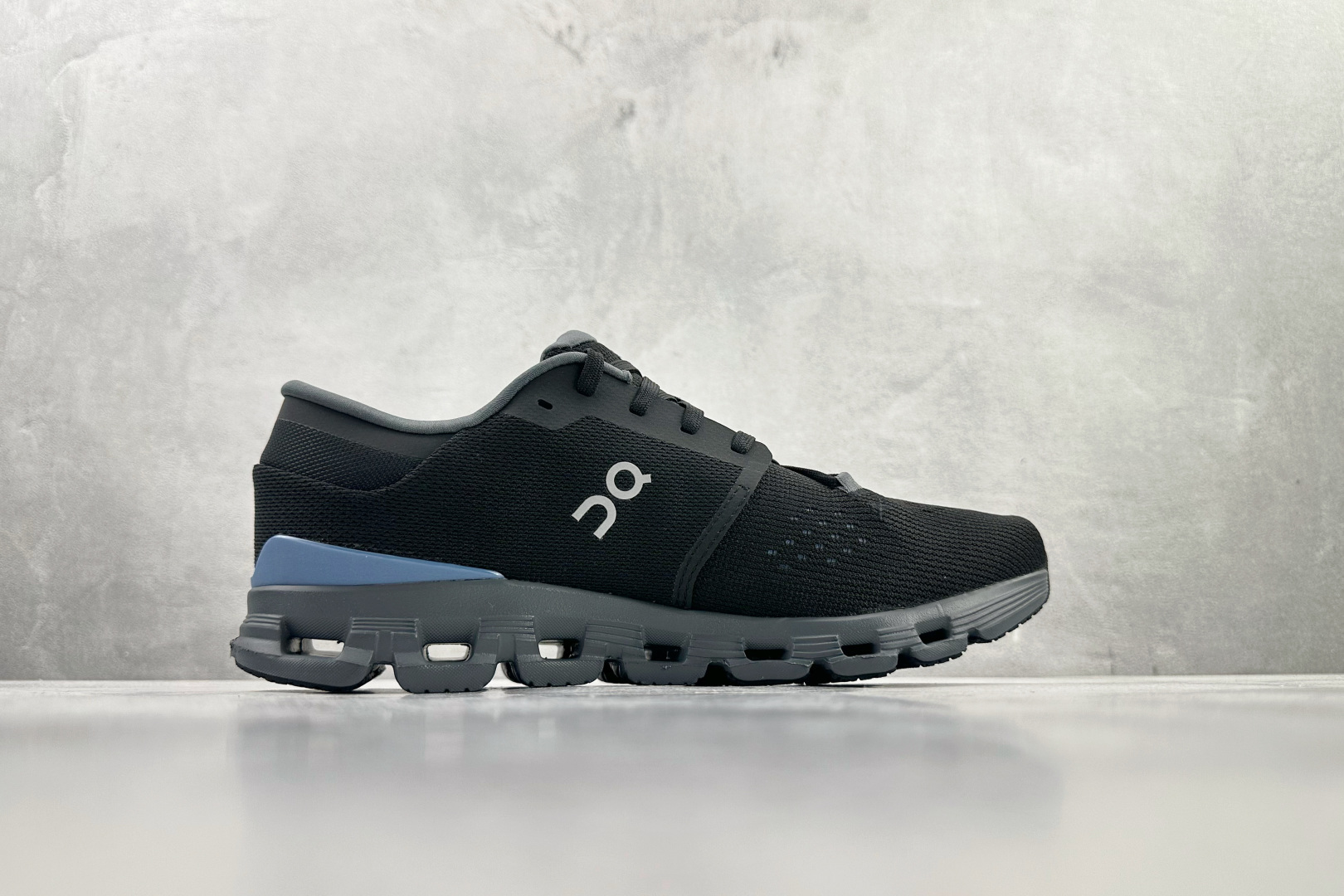 XC2.0 On Cloud X4 黑色货号：3ME尺码：36 36.5 37 38.5 39 40 4