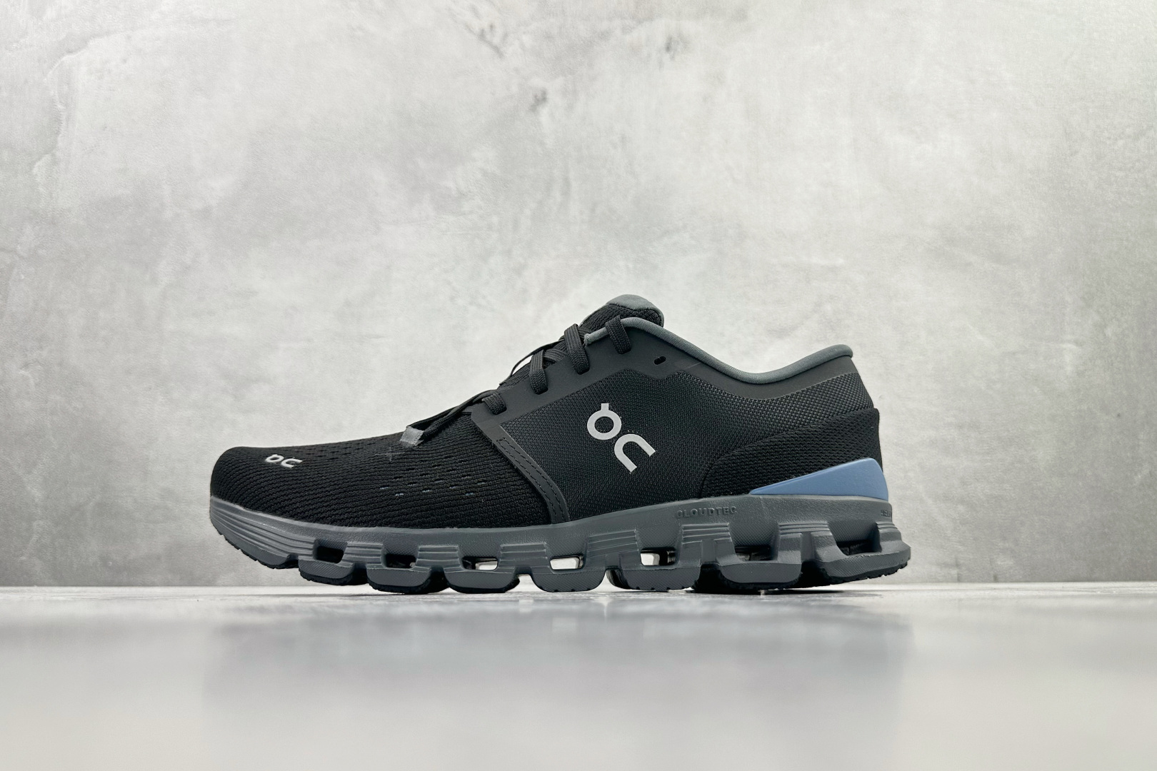 XC2.0 On Cloud X4 黑色货号：3ME尺码：36 36.5 37 38.5 39 40 4