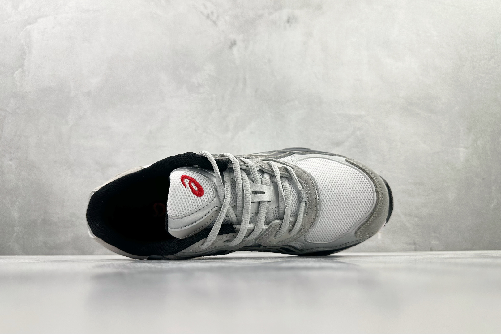 HX 本地💰180
ASICS GEL-NYC 灰色

货号：1201A789-102
尺码：36 36.5 37 38.5 39 40 40.5 41 42 42.5 43 44 44.5 45 46 46.5 47
编码：28