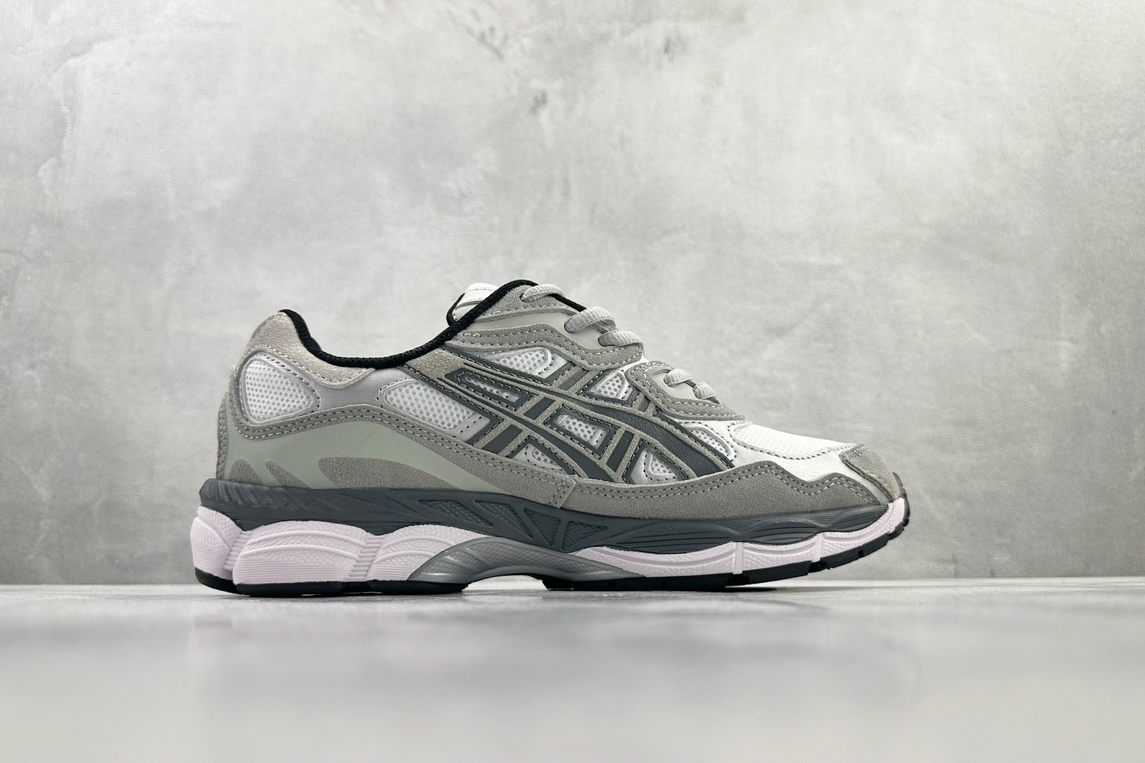 HX 本地💰180
ASICS GEL-NYC 灰色

货号：1201A789-102
尺码：36 36.5 37 38.5 39 40 40.5 41 42 42.5 43 44 44.5 45 46 46.5 47
编码：28
