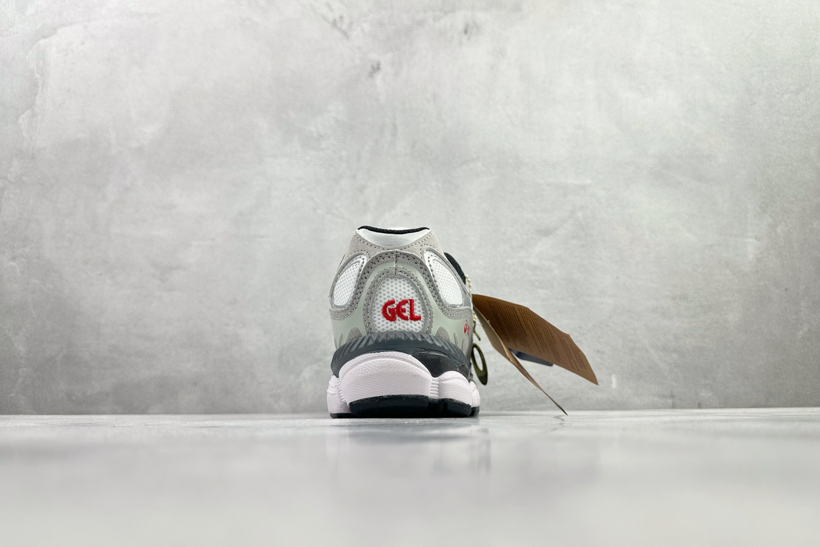 HX 本地💰180
ASICS GEL-NYC 灰色

货号：1201A789-102
尺码：36 36.5 37 38.5 39 40 40.5 41 42 42.5 43 44 44.5 45 46 46.5 47
编码：28