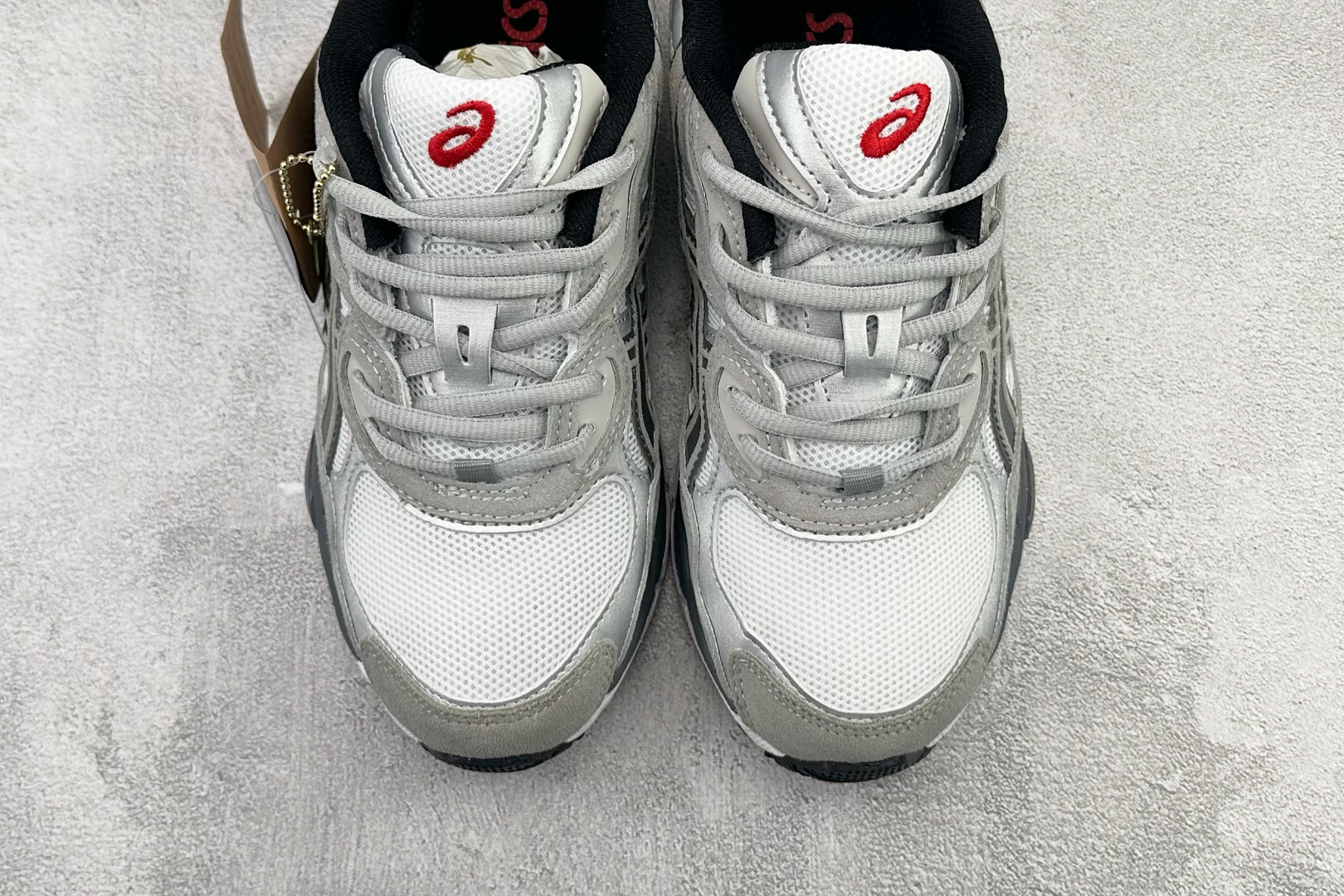 HX 本地💰180
ASICS GEL-NYC 灰色

货号：1201A789-102
尺码：36 36.5 37 38.5 39 40 40.5 41 42 42.5 43 44 44.5 45 46 46.5 47
编码：28