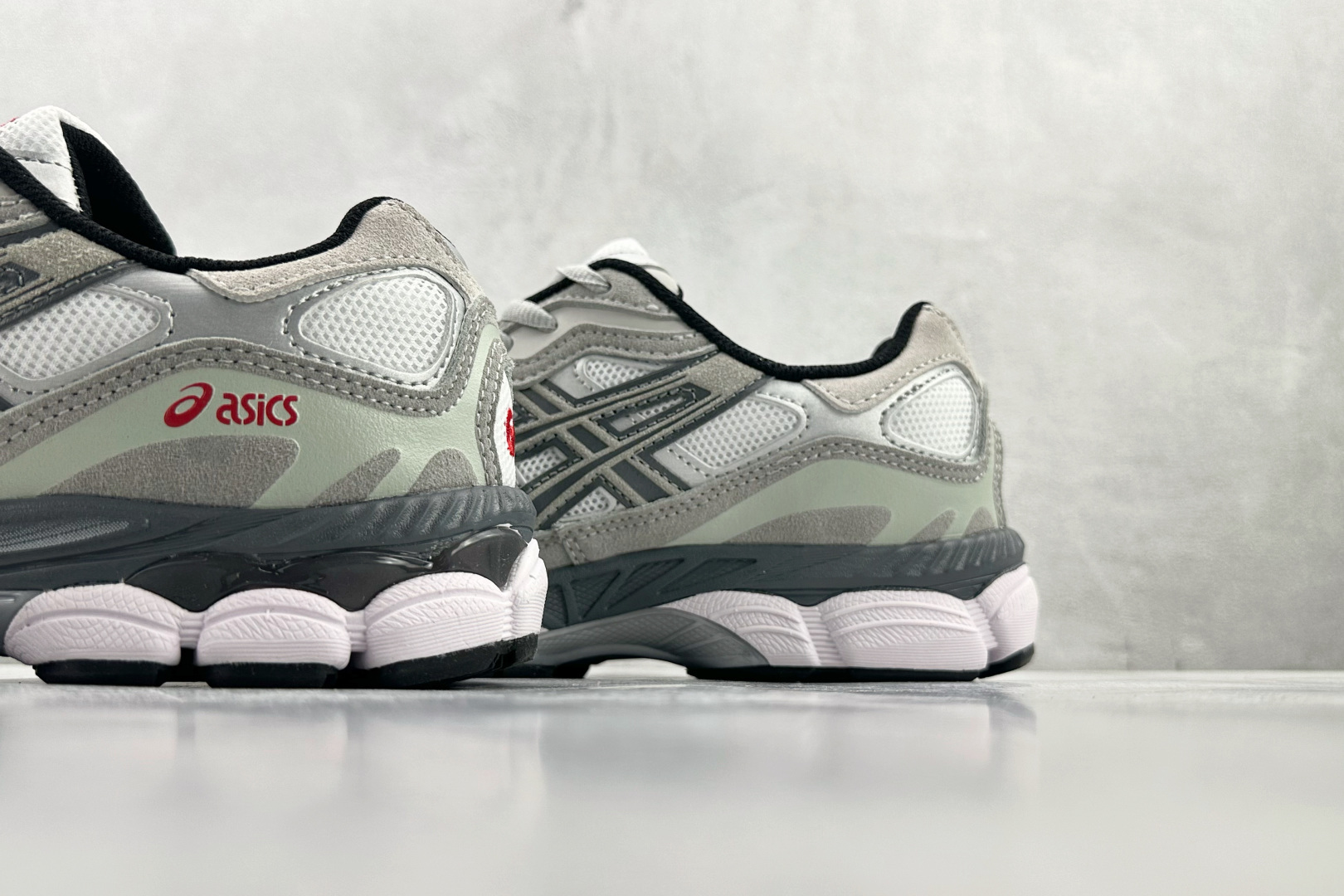 HX 本地💰180
ASICS GEL-NYC 灰色

货号：1201A789-102
尺码：36 36.5 37 38.5 39 40 40.5 41 42 42.5 43 44 44.5 45 46 46.5 47
编码：28