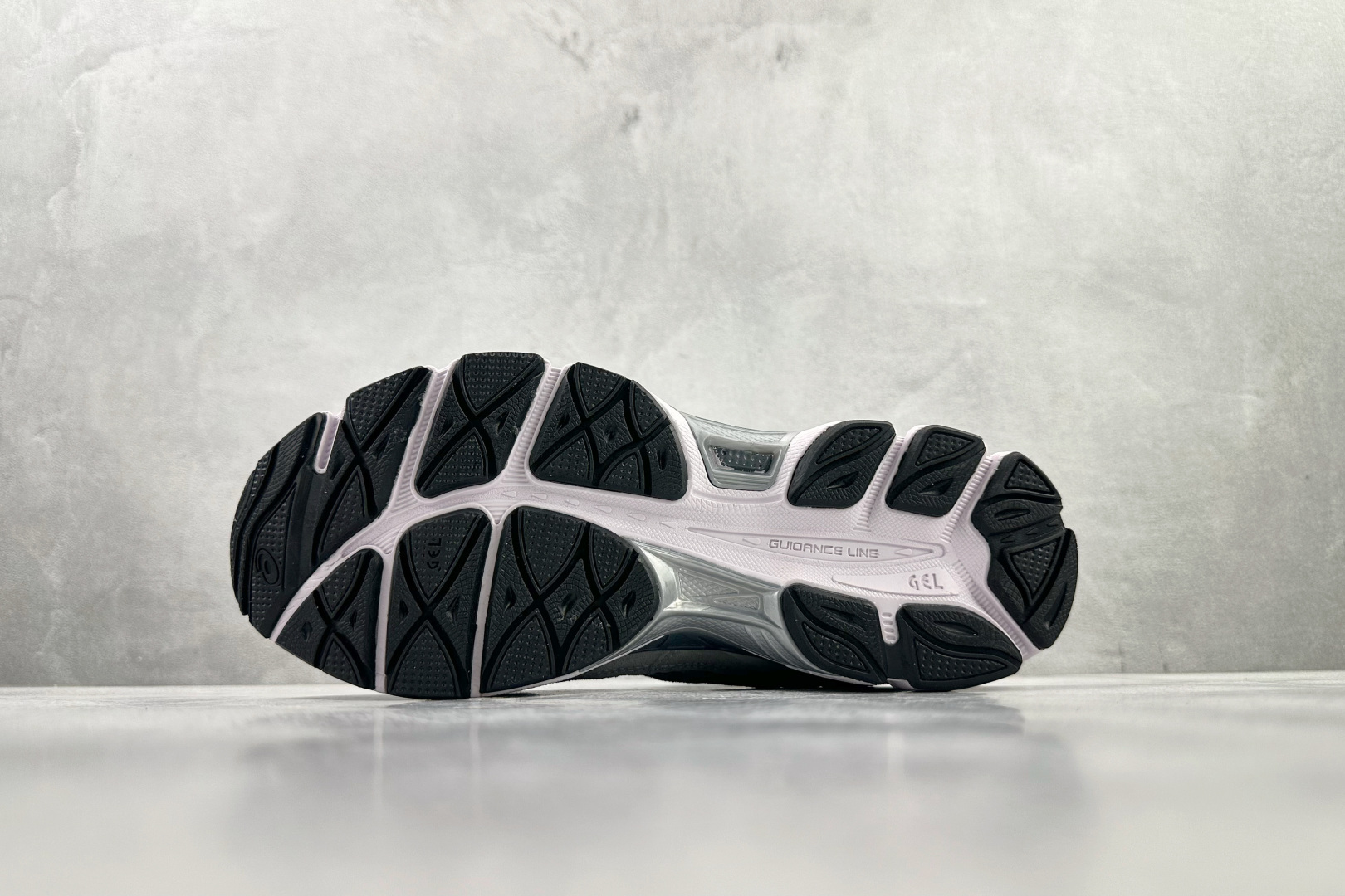 HX 本地💰180
ASICS GEL-NYC 灰色

货号：1201A789-102
尺码：36 36.5 37 38.5 39 40 40.5 41 42 42.5 43 44 44.5 45 46 46.5 47
编码：28