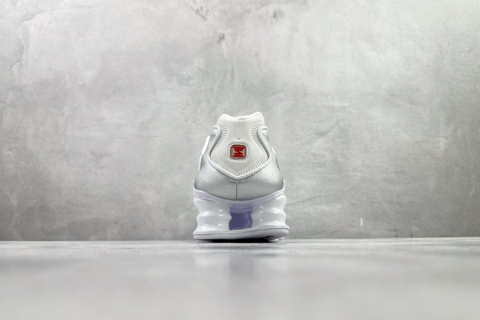 MAX 本地💰360
原版开发  Nike Shox TL系列 白紫

货号：AV3595 100
尺码：39 40 40.5 41 42 42.5 43 44 44.5 45 45.5 46 46.5 47.5
编码：45