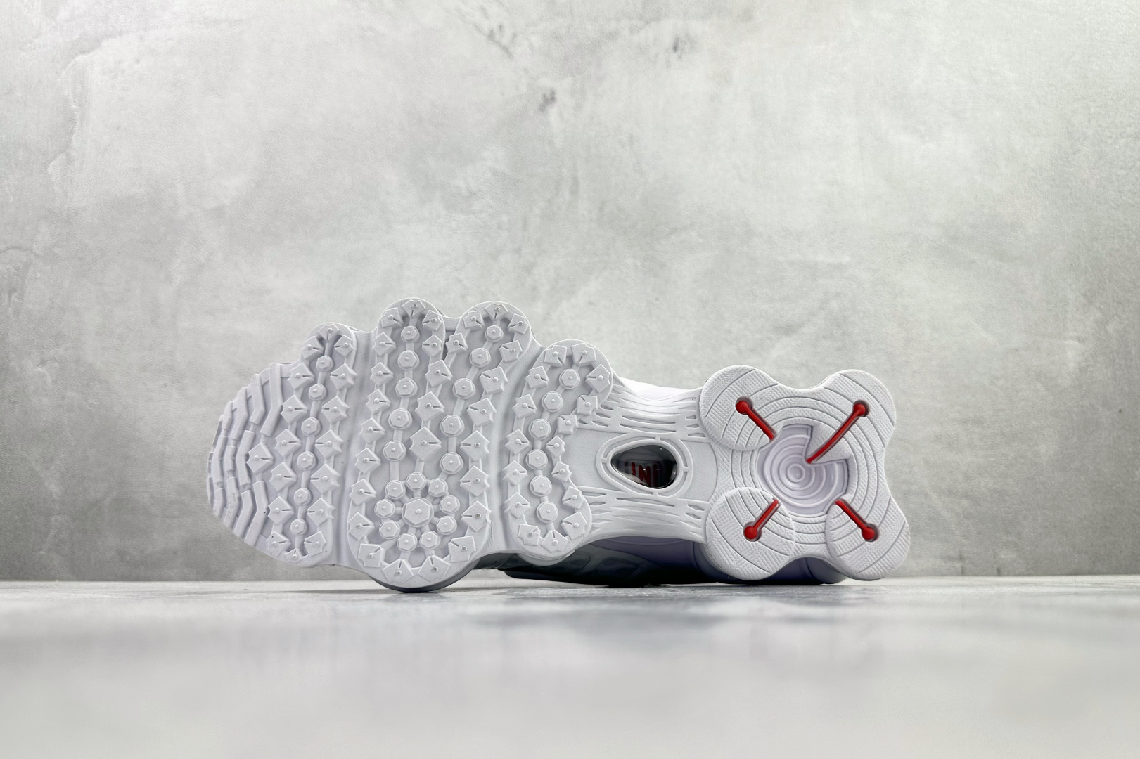 MAX 本地💰360
原版开发  Nike Shox TL系列 白紫

货号：AV3595 100
尺码：39 40 40.5 41 42 42.5 43 44 44.5 45 45.5 46 46.5 47.5
编码：45