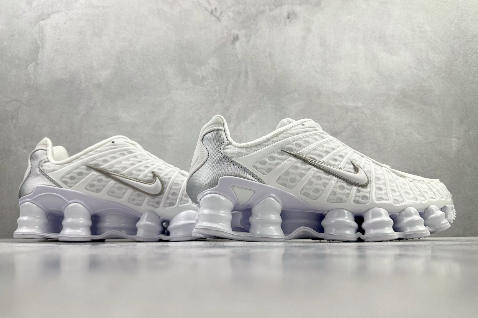 MAX 本地💰360
原版开发  Nike Shox TL系列 白紫

货号：AV3595 100
尺码：39 40 40.5 41 42 42.5 43 44 44.5 45 45.5 46 46.5 47.5
编码：45