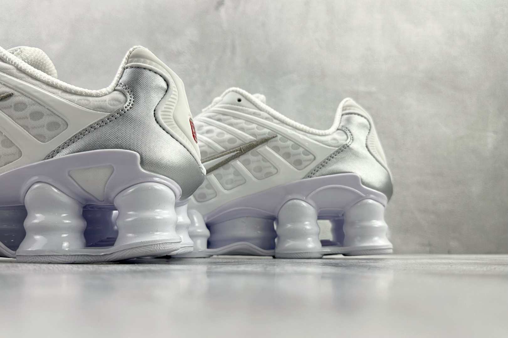 MAX 本地💰360
原版开发  Nike Shox TL系列 白紫

货号：AV3595 100
尺码：39 40 40.5 41 42 42.5 43 44 44.5 45 45.5 46 46.5 47.5
编码：45
