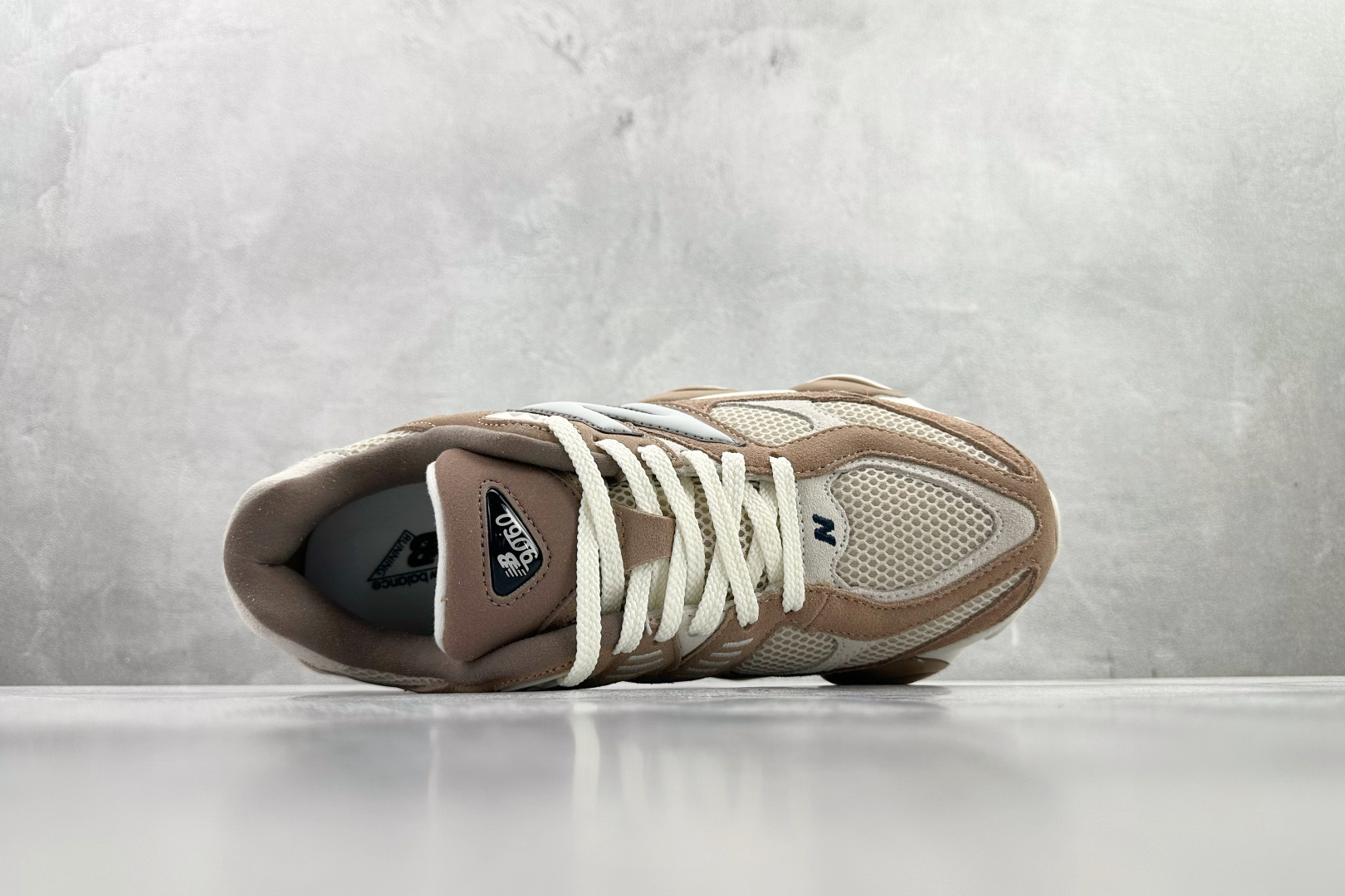 C 版 本地💰240
大厂出品  New Balance NB 9060 米棕

货号：U9060ETN
尺码：36 36.5 37 38.5 39 40 40.5 41 42 42.5 43 44 44.5 45 46 46.5 47
编码：33