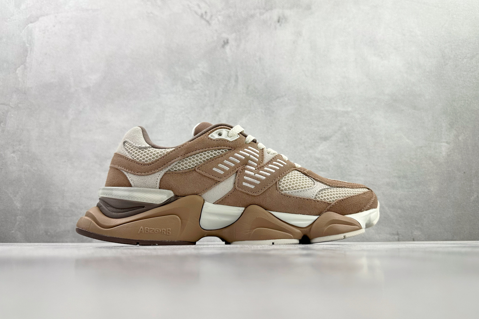 C 版 本地💰240
大厂出品  New Balance NB 9060 米棕

货号：U9060ETN
尺码：36 36.5 37 38.5 39 40 40.5 41 42 42.5 43 44 44.5 45 46 46.5 47
编码：33