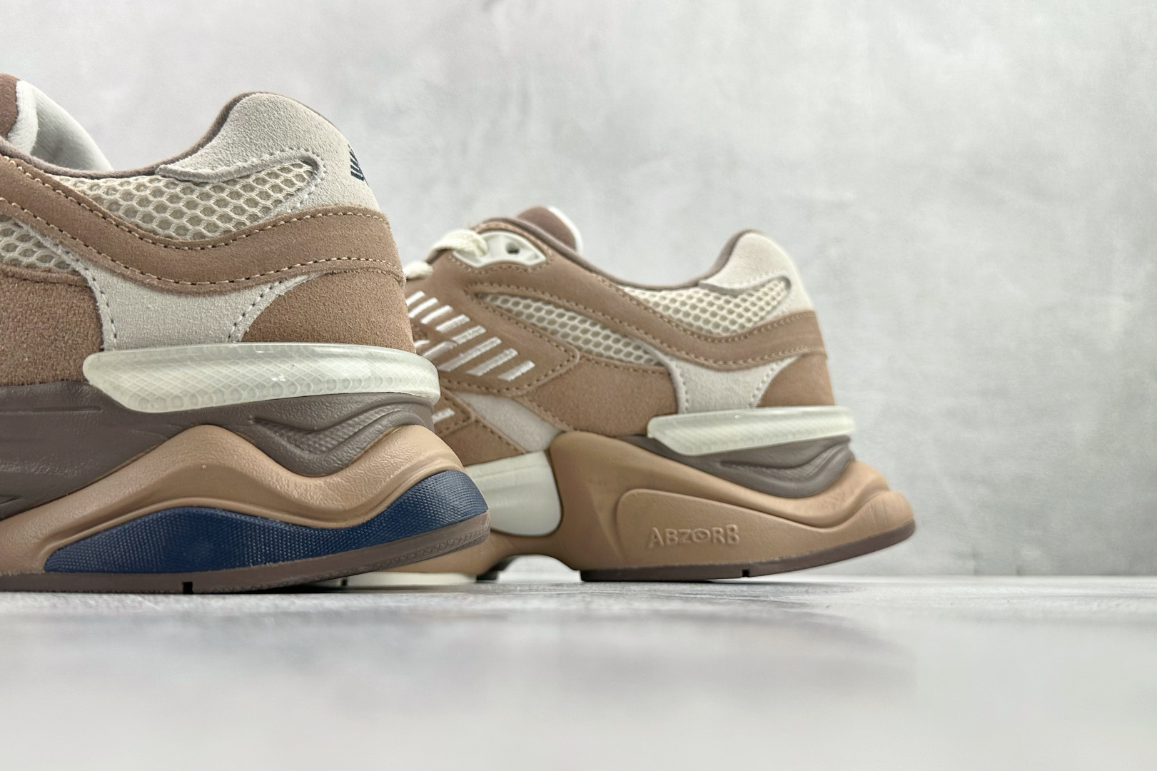 C 版 本地💰240
大厂出品  New Balance NB 9060 米棕

货号：U9060ETN
尺码：36 36.5 37 38.5 39 40 40.5 41 42 42.5 43 44 44.5 45 46 46.5 47
编码：33