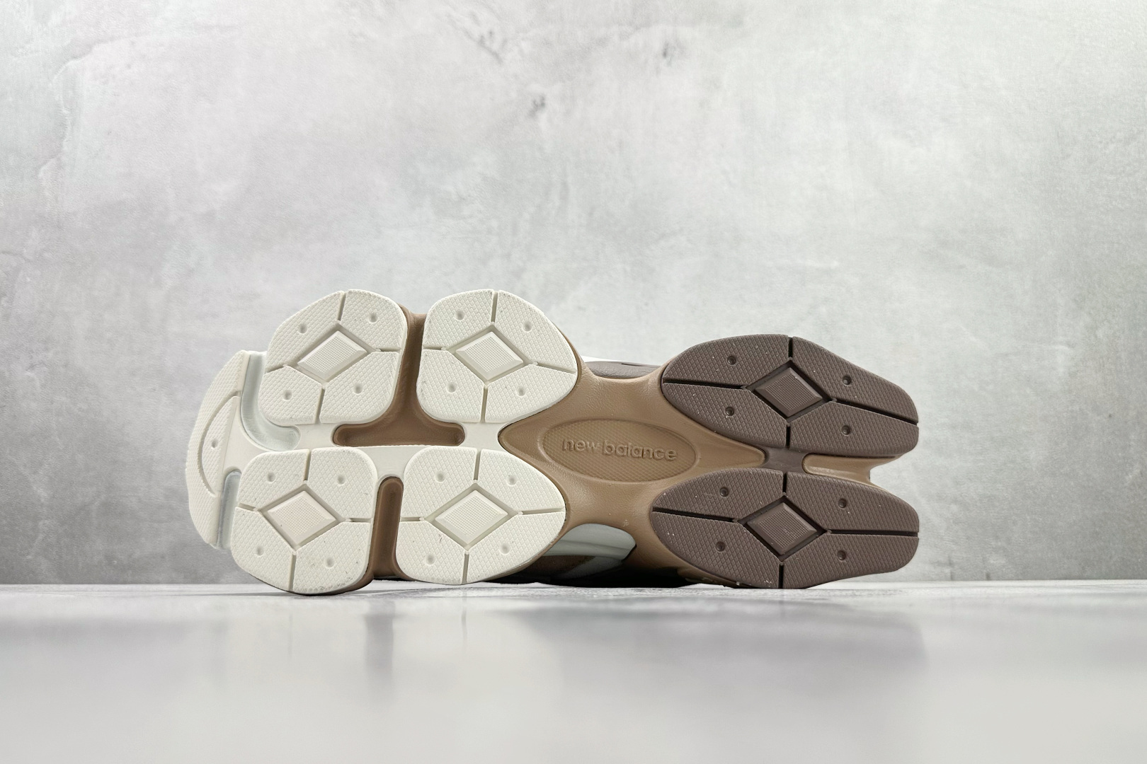 C 版 本地💰240
大厂出品  New Balance NB 9060 米棕

货号：U9060ETN
尺码：36 36.5 37 38.5 39 40 40.5 41 42 42.5 43 44 44.5 45 46 46.5 47
编码：33