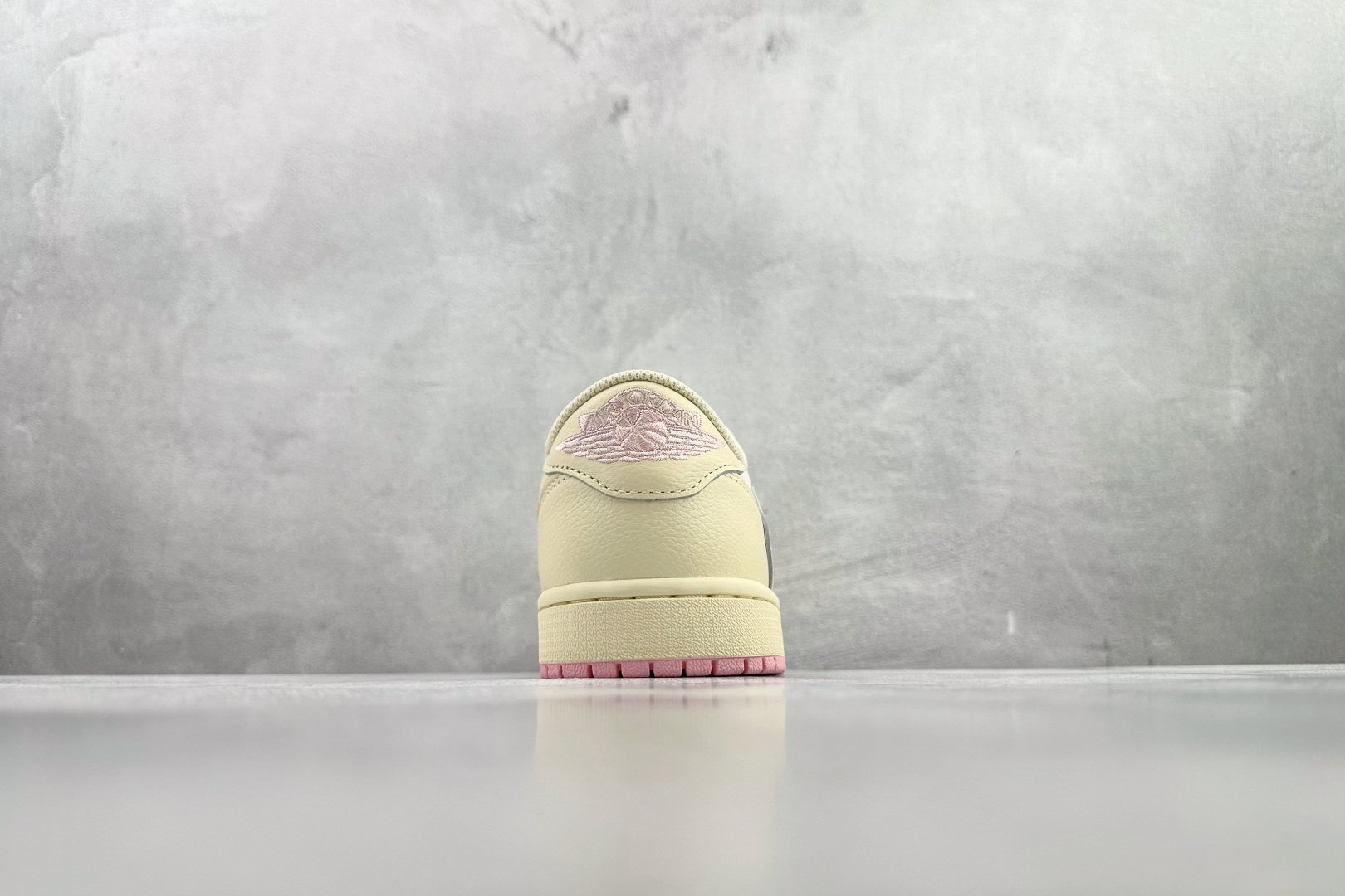 全新工厂开发 Travis Scott x Jordan Air Jordan 1 倒钩 柔粉色 IQ7604-100 全新工厂开发 Travis Scott x Jordan Air Jordan 1 倒钩 柔粉色 IQ7604-100