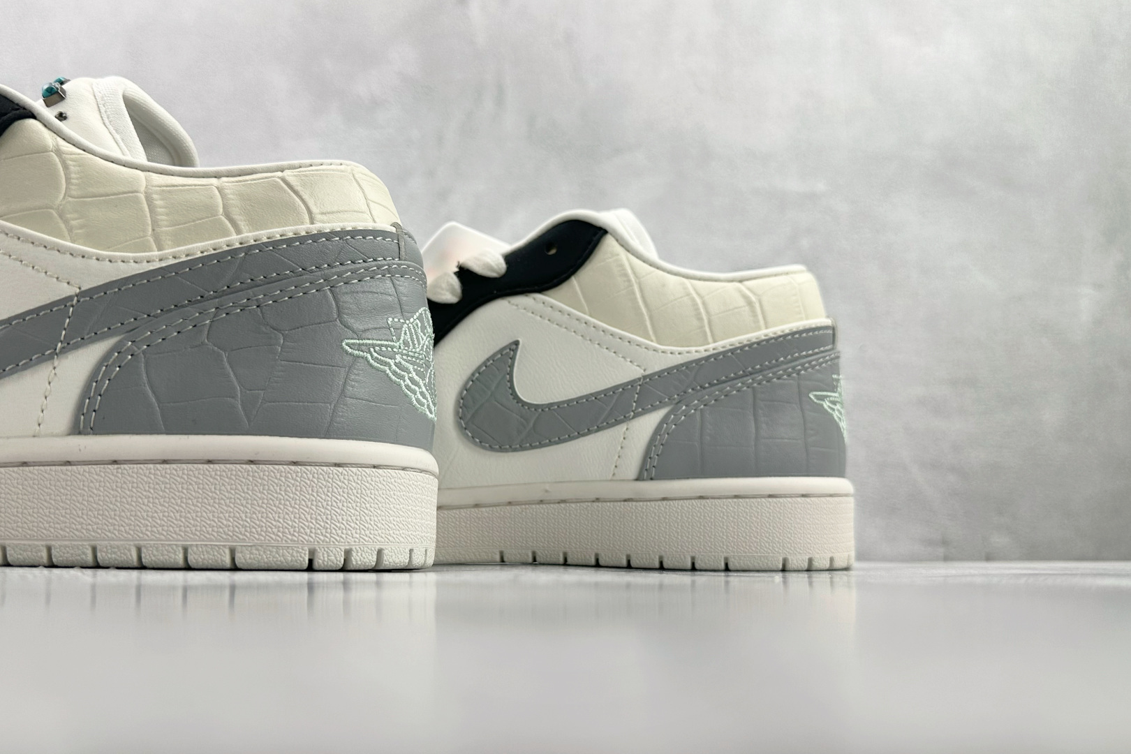 Jordan Air Jordan 1 Low 白灰黑 IO2242-101-Top High Quatity Cheap Sneakers Fashion Clothing Clothes Bags handbags Shoes of all Brand wholesale With The best Quality And Beautiful Price from China Factory Chinese suppliers wholesaler seller Jordan Air Jordan 1 Low 白灰黑 IO2242-101