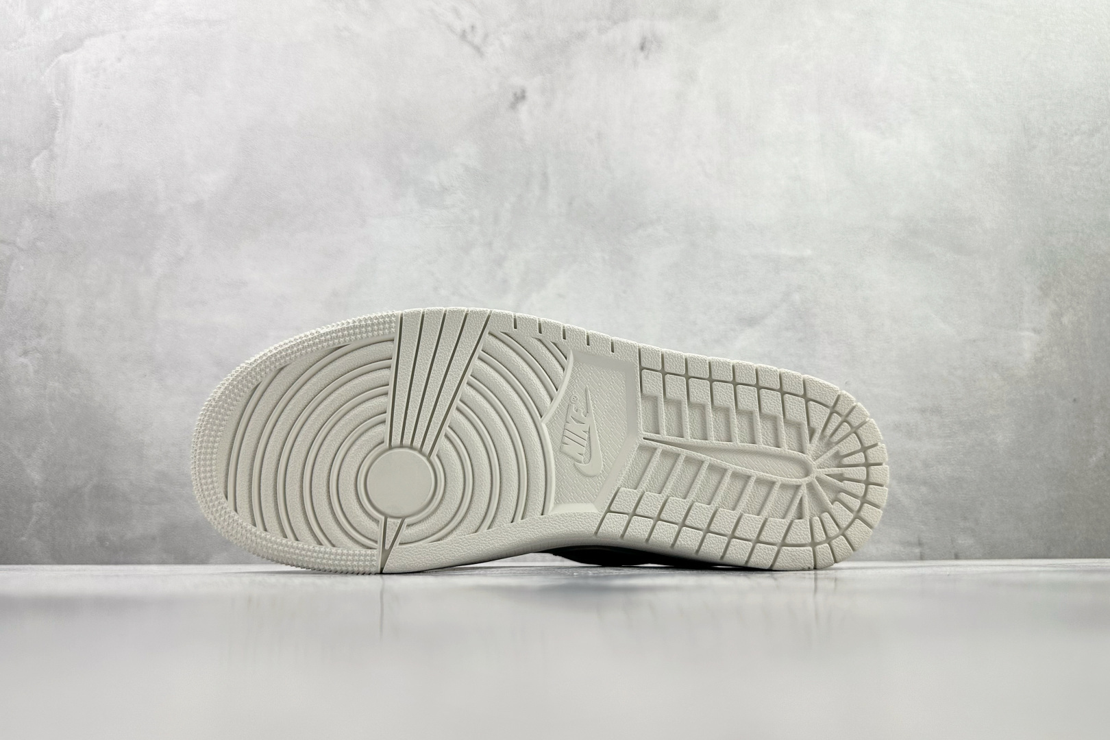 Jordan Air Jordan 1 Low 白灰黑 IO2242-101-Top High Quatity Cheap Sneakers Fashion Clothing Clothes Bags handbags Shoes of all Brand wholesale With The best Quality And Beautiful Price from China Factory Chinese suppliers wholesaler seller Jordan Air Jordan 1 Low 白灰黑 IO2242-101