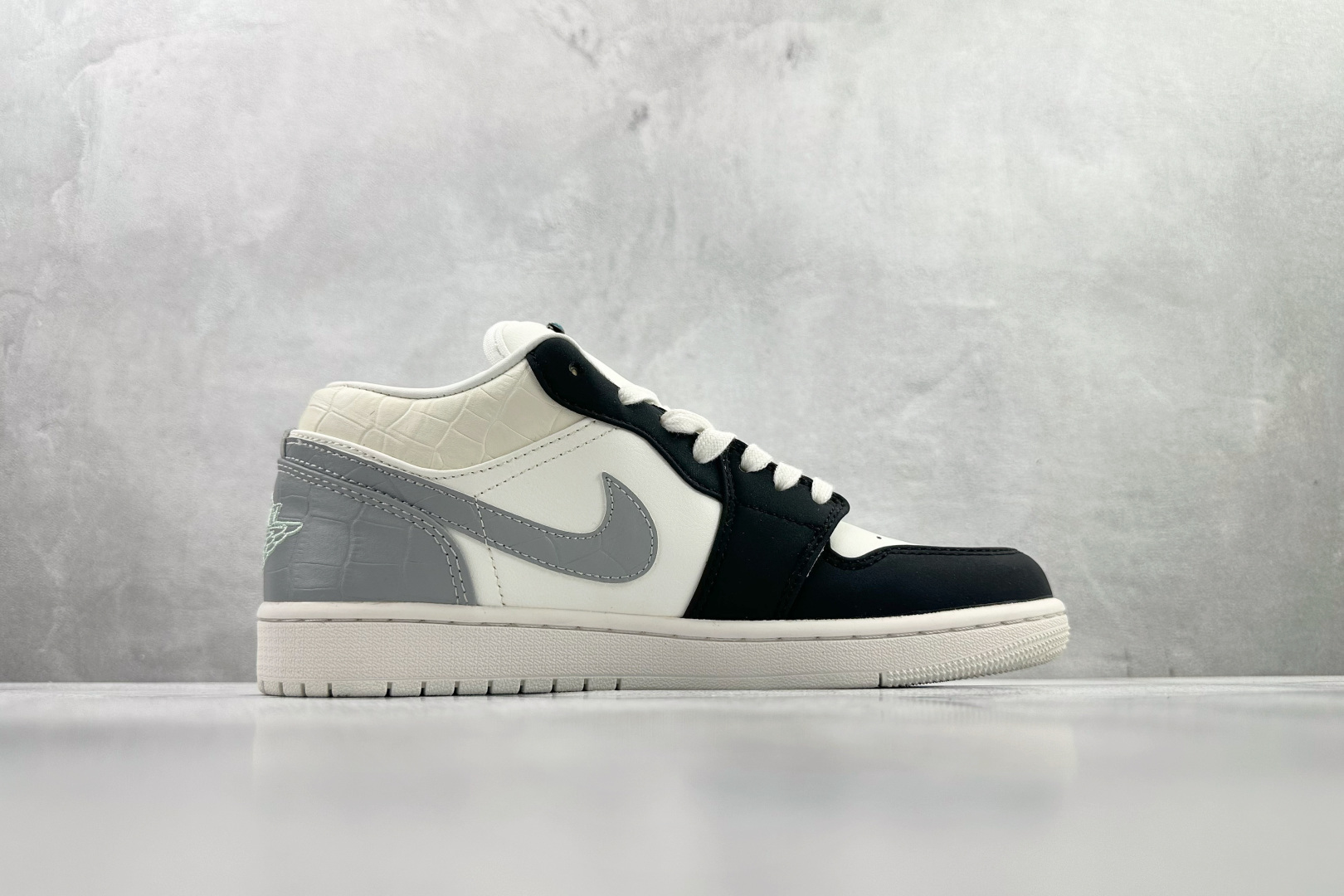 Jordan Air Jordan 1 Low 白灰黑 IO2242-101-Top High Quatity Cheap Sneakers Fashion Clothing Clothes Bags handbags Shoes of all Brand wholesale With The best Quality And Beautiful Price from China Factory Chinese suppliers wholesaler seller Jordan Air Jordan 1 Low 白灰黑 IO2242-101