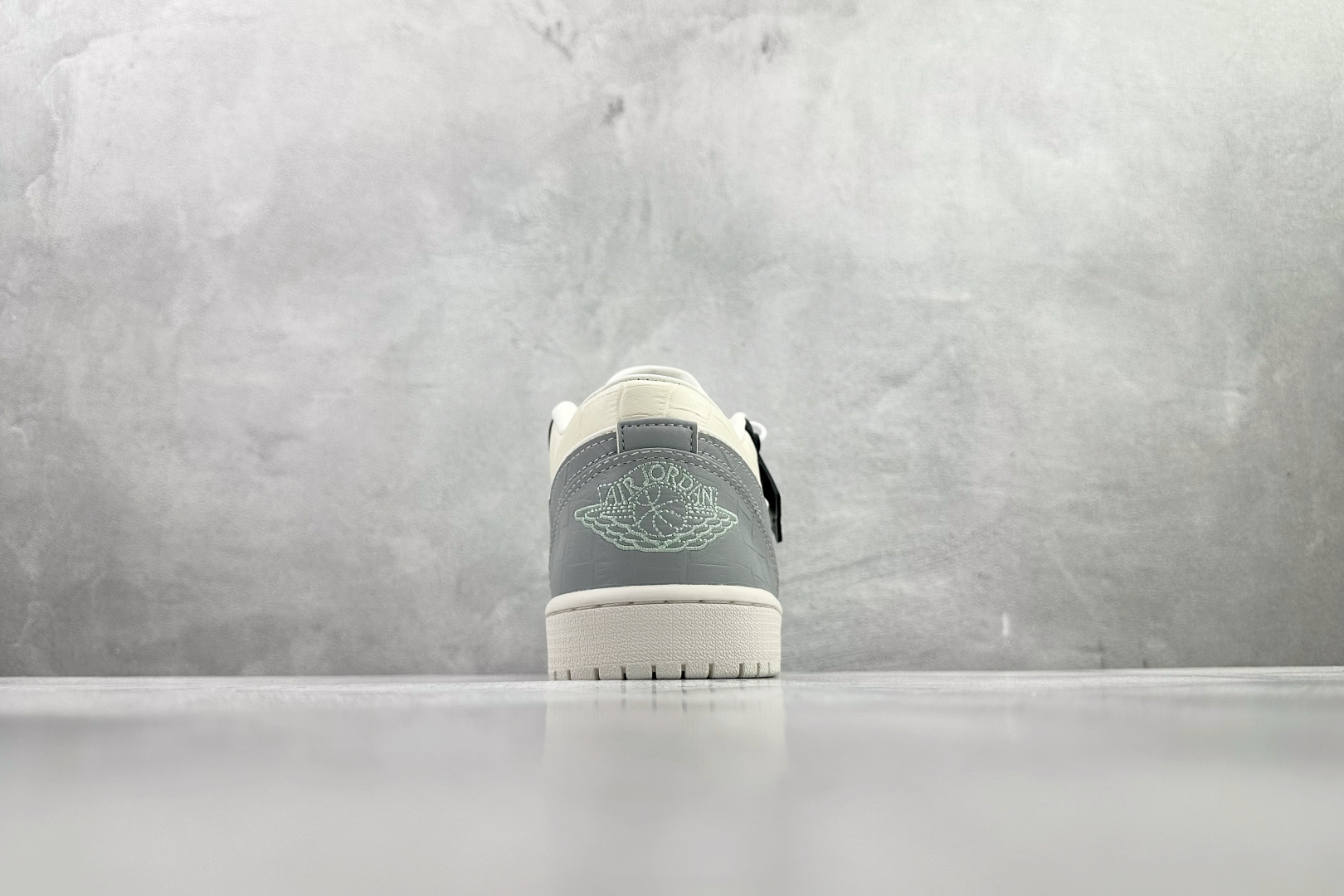 Jordan Air Jordan 1 Low 白灰黑 IO2242-101-Top High Quatity Cheap Sneakers Fashion Clothing Clothes Bags handbags Shoes of all Brand wholesale With The best Quality And Beautiful Price from China Factory Chinese suppliers wholesaler seller Jordan Air Jordan 1 Low 白灰黑 IO2242-101