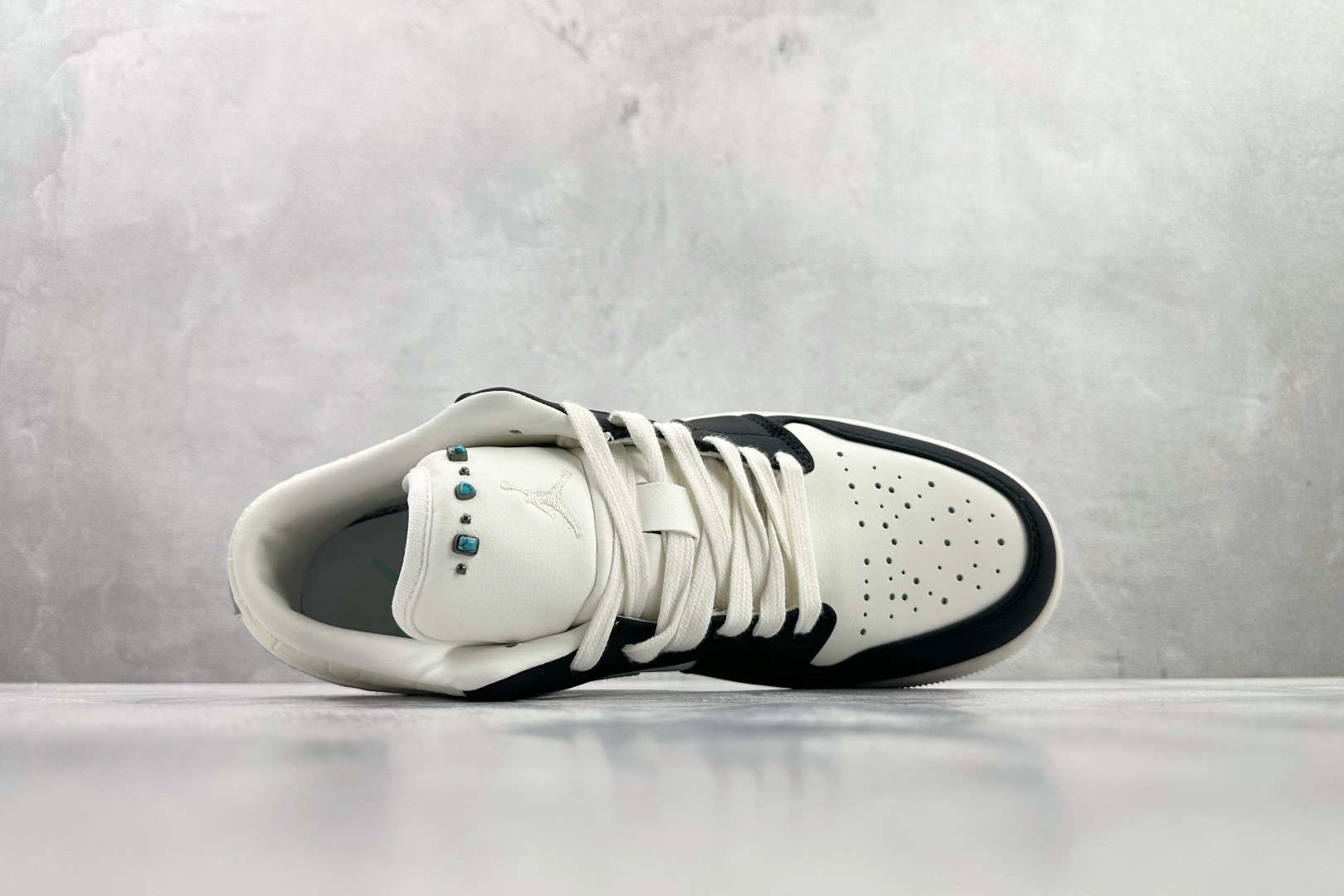Jordan Air Jordan 1 Low 白灰黑 IO2242-101-Top High Quatity Cheap Sneakers Fashion Clothing Clothes Bags handbags Shoes of all Brand wholesale With The best Quality And Beautiful Price from China Factory Chinese suppliers wholesaler seller Jordan Air Jordan 1 Low 白灰黑 IO2242-101