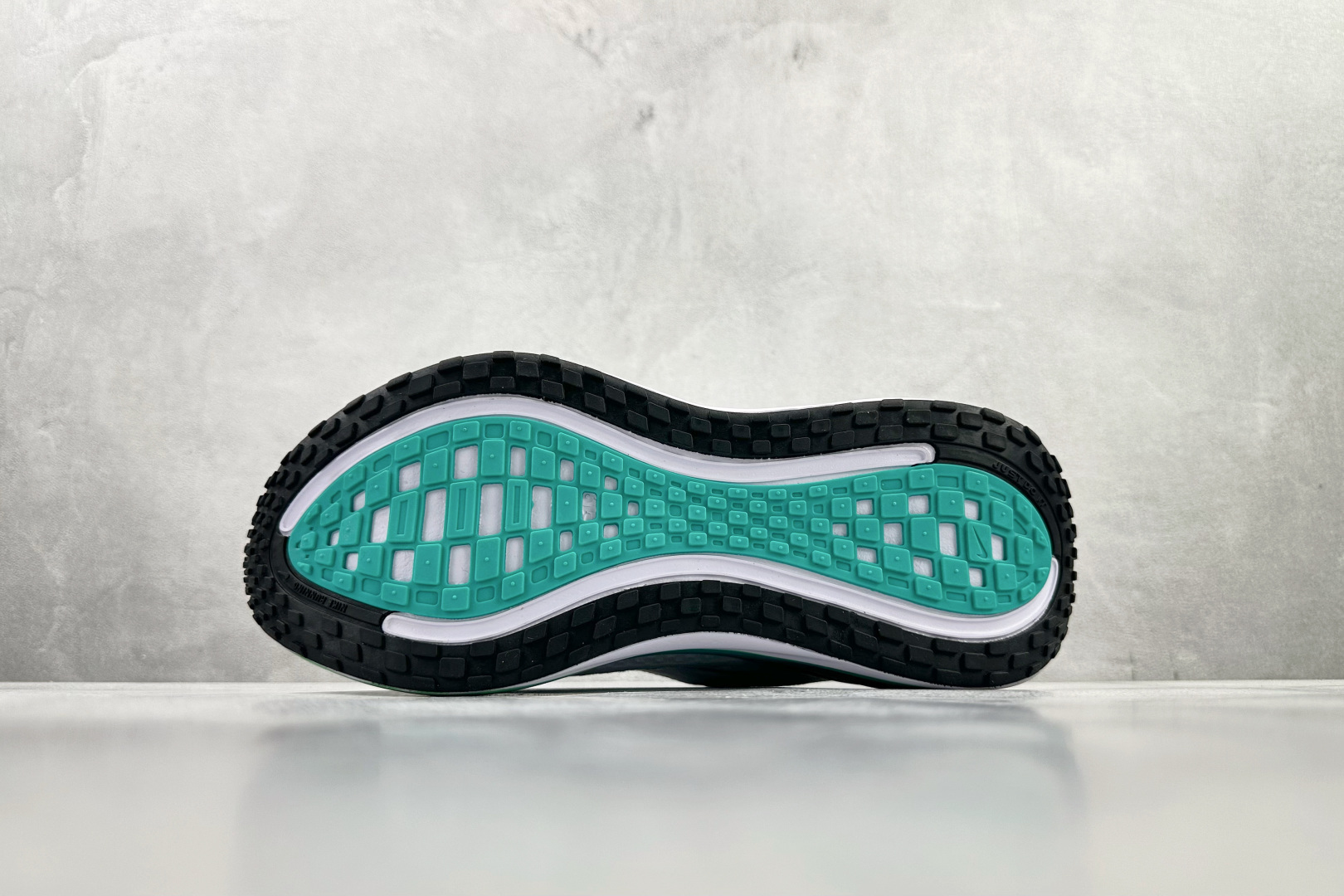 180 东南亚订单 Nike Vomero Plus 白绿 HV8154-100
