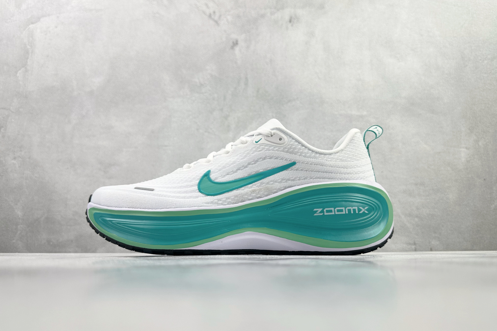 180 东南亚订单 Nike Vomero Plus 白绿 HV8154-100
