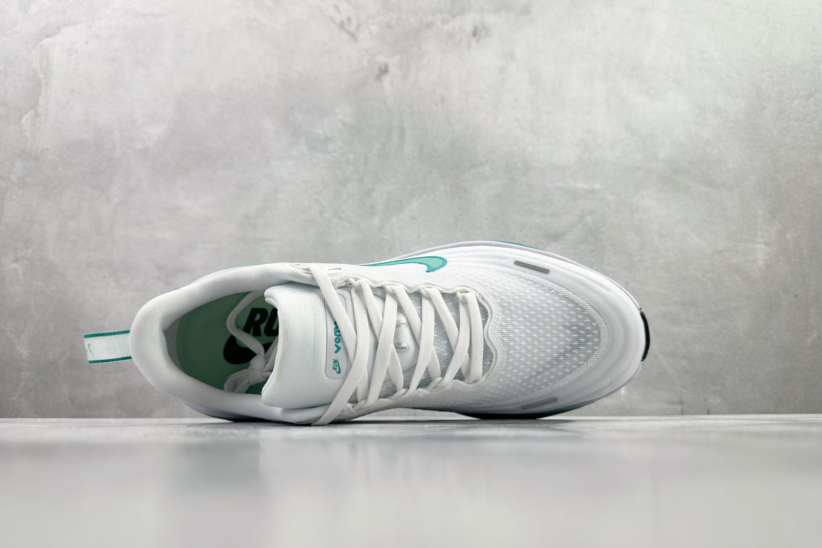 180 东南亚订单 Nike Vomero Plus 白绿 HV8154-100