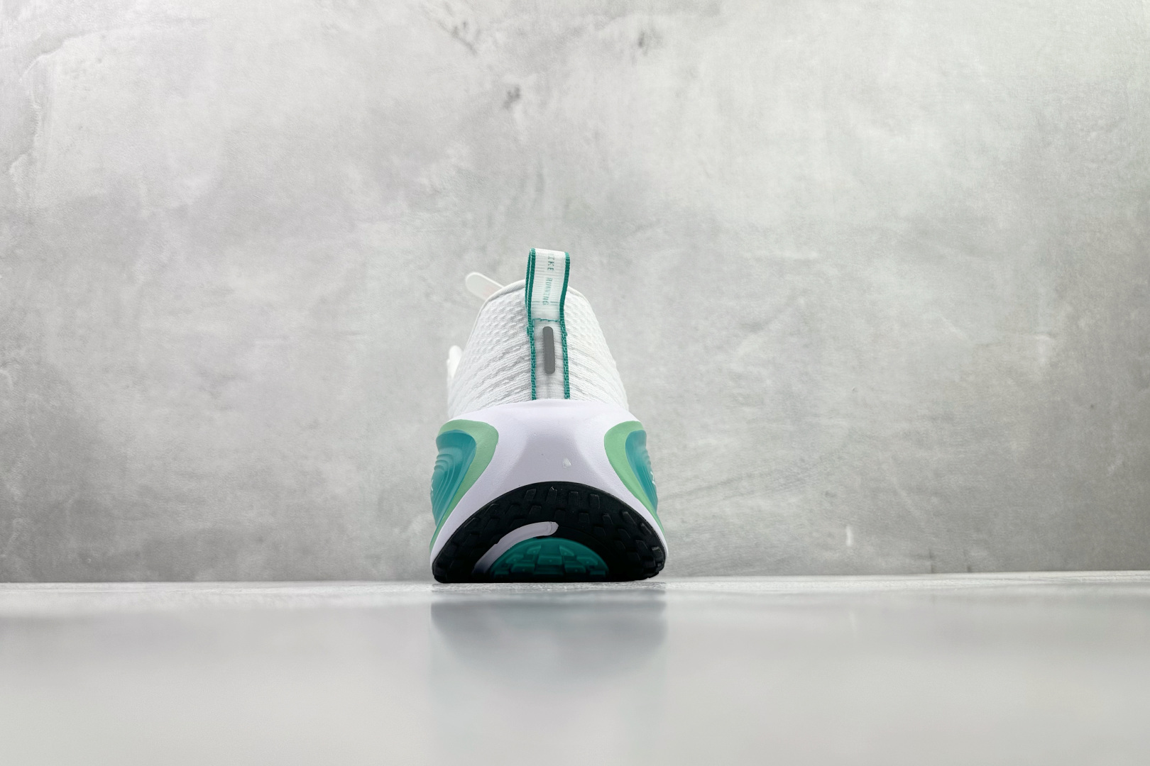 180 东南亚订单 Nike Vomero Plus 白绿 HV8154-100