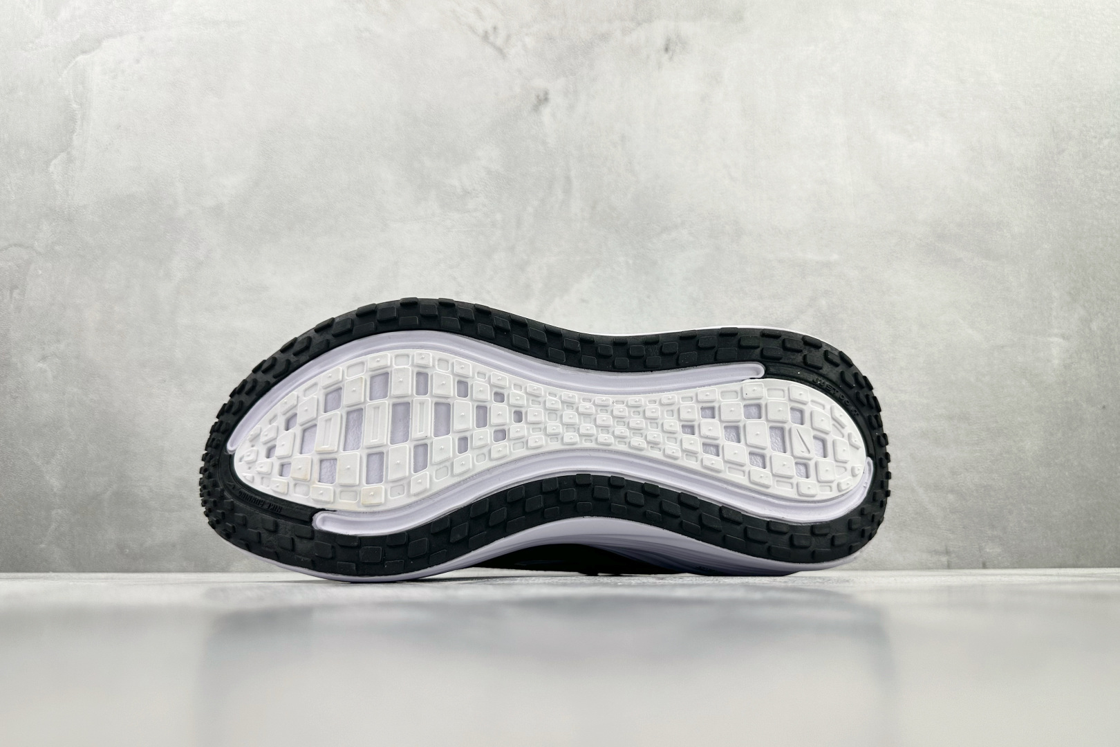 东南亚订单 Nike Vomero Plus 黑白 HV8150-002-Top High Quatity Cheap Sneakers Fashion Clothing Clothes Bags handbags Shoes of all Brand wholesale With The best Quality And Beautiful Price from China Factory Chinese suppliers wholesaler seller 东南亚订单 Nike Vomero Plus 黑白 HV8150-002