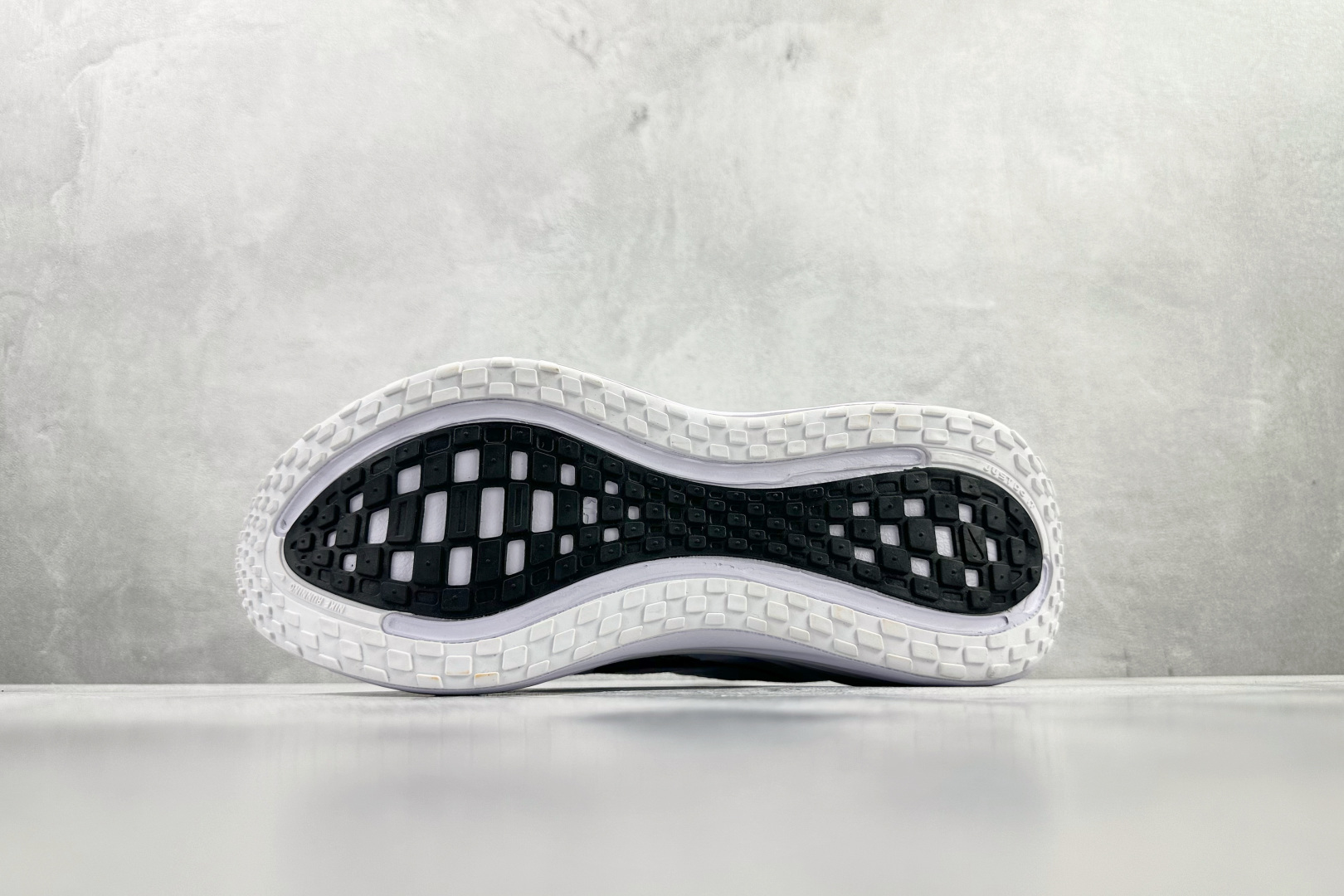 东南亚订单 Nike Vomero Plus 白黑 IH2268-100-Top High Quatity Cheap Sneakers Fashion Clothing Clothes Bags handbags Shoes of all Brand wholesale With The best Quality And Beautiful Price from China Factory Chinese suppliers wholesaler seller 东南亚订单 Nike Vomero Plus 白黑 IH2268-100