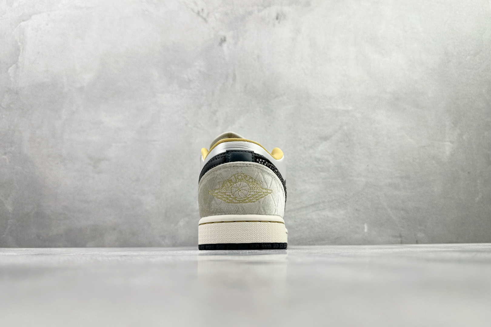 Jordan Air Jordan 1 low se 绸缎 黑灰 DV1762-001-Top High Quatity Cheap Sneakers Fashion Clothing Clothes Bags handbags Shoes of all Brand wholesale With The best Quality And Beautiful Price from China Factory Chinese suppliers wholesaler seller Jordan Air Jordan 1 low se 绸缎 黑灰 DV1762-001