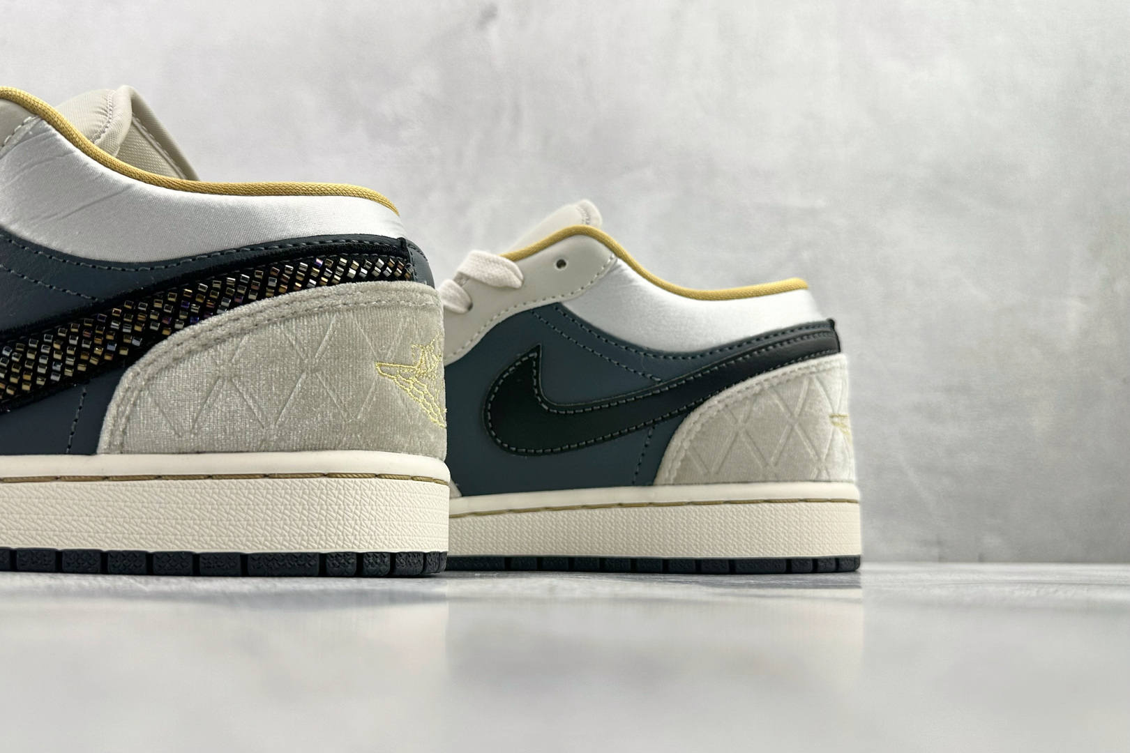 Jordan Air Jordan 1 low se 绸缎 黑灰 DV1762-001-Top High Quatity Cheap Sneakers Fashion Clothing Clothes Bags handbags Shoes of all Brand wholesale With The best Quality And Beautiful Price from China Factory Chinese suppliers wholesaler seller Jordan Air Jordan 1 low se 绸缎 黑灰 DV1762-001