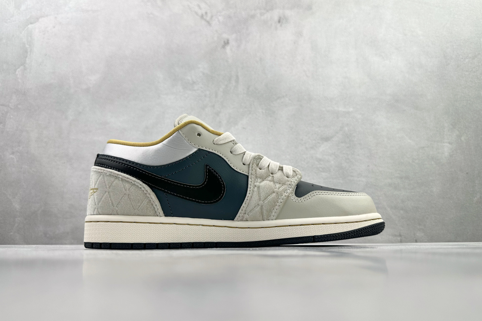 Jordan Air Jordan 1 low se 绸缎 黑灰 DV1762-001-Top High Quatity Cheap Sneakers Fashion Clothing Clothes Bags handbags Shoes of all Brand wholesale With The best Quality And Beautiful Price from China Factory Chinese suppliers wholesaler seller Jordan Air Jordan 1 low se 绸缎 黑灰 DV1762-001