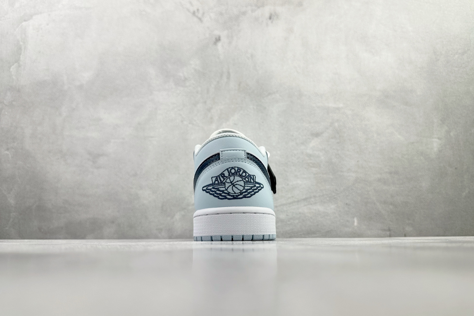 Jordan Air Jordan 1 浅白蓝 553558-400-Top High Quatity Cheap Sneakers Fashion Clothing Clothes Bags handbags Shoes of all Brand wholesale With The best Quality And Beautiful Price from China Factory Chinese suppliers wholesaler seller Jordan Air Jordan 1 浅白蓝 553558-400