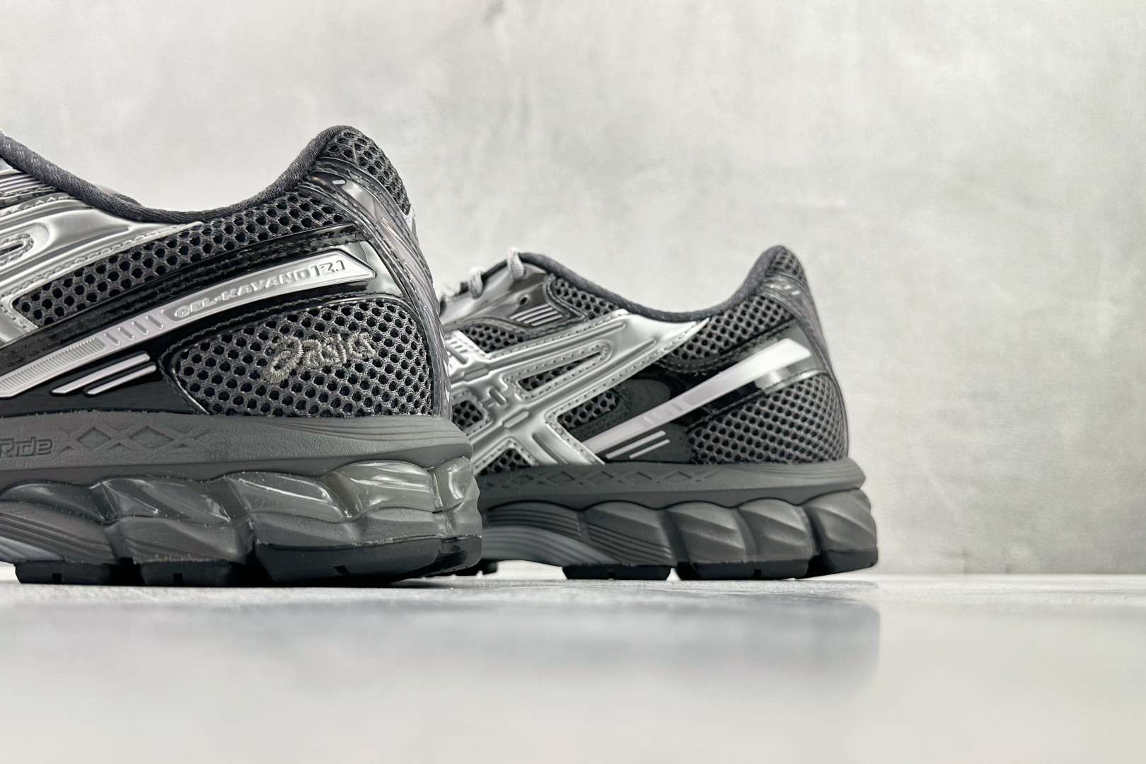 KITH x ASICS GEL-Kayano 12.1 黑银色 1203A930-020