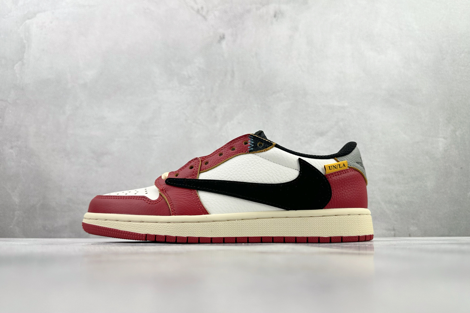 河源 Travis Scott x Jordan Air Jordan 1 黑白红货号：BV1300 1