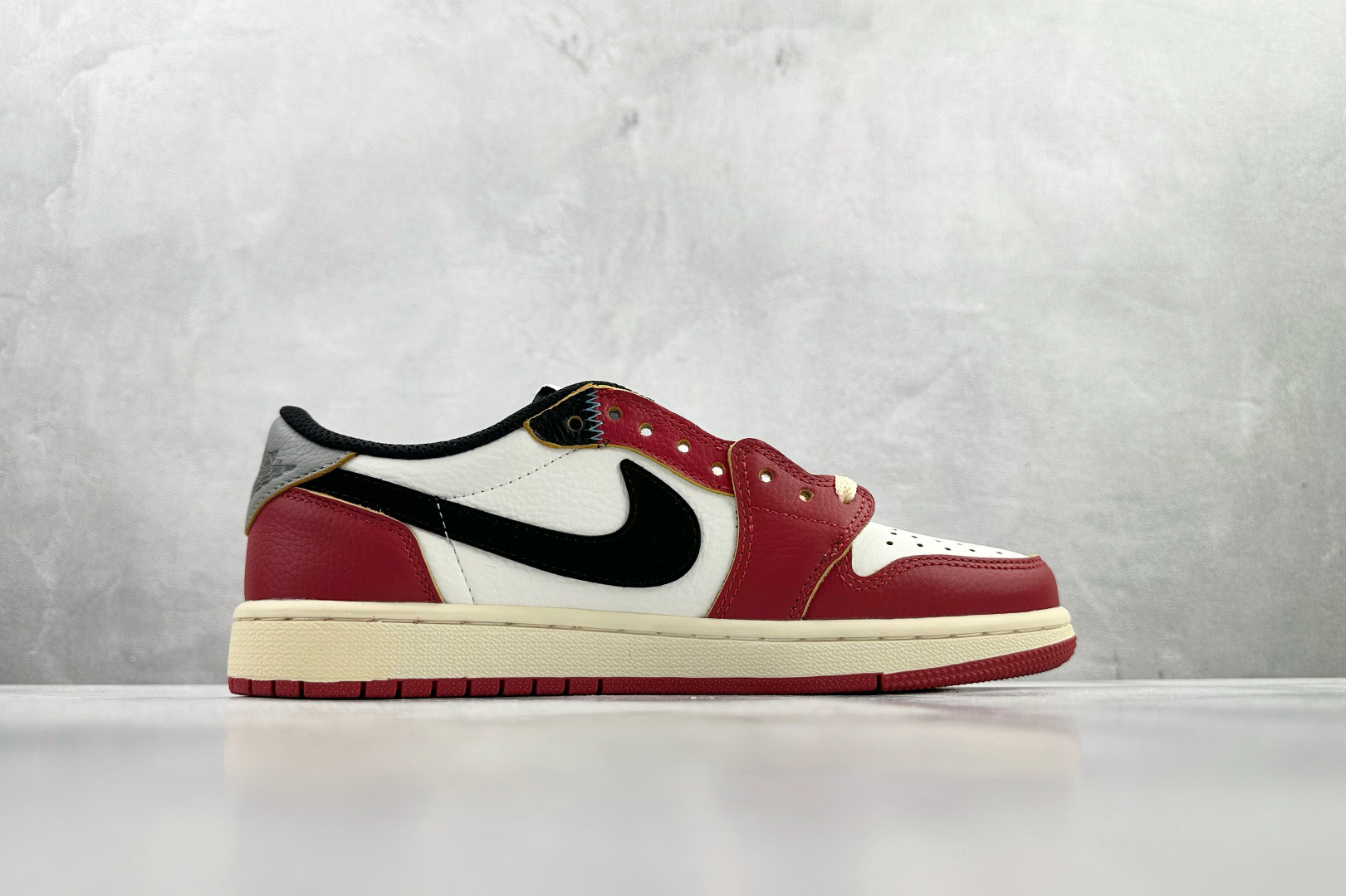 河源 Travis Scott x Jordan Air Jordan 1 黑白红货号：BV1300 1