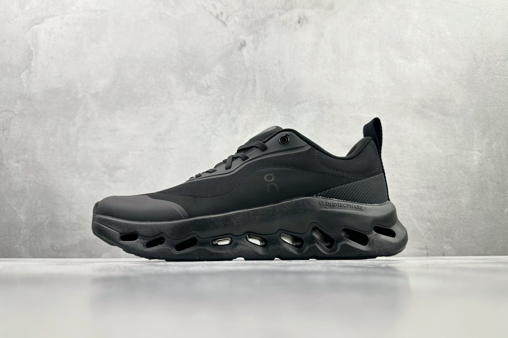 LOEWE x On昂跑 Cloudtilt 2 黑武士 3WE1069