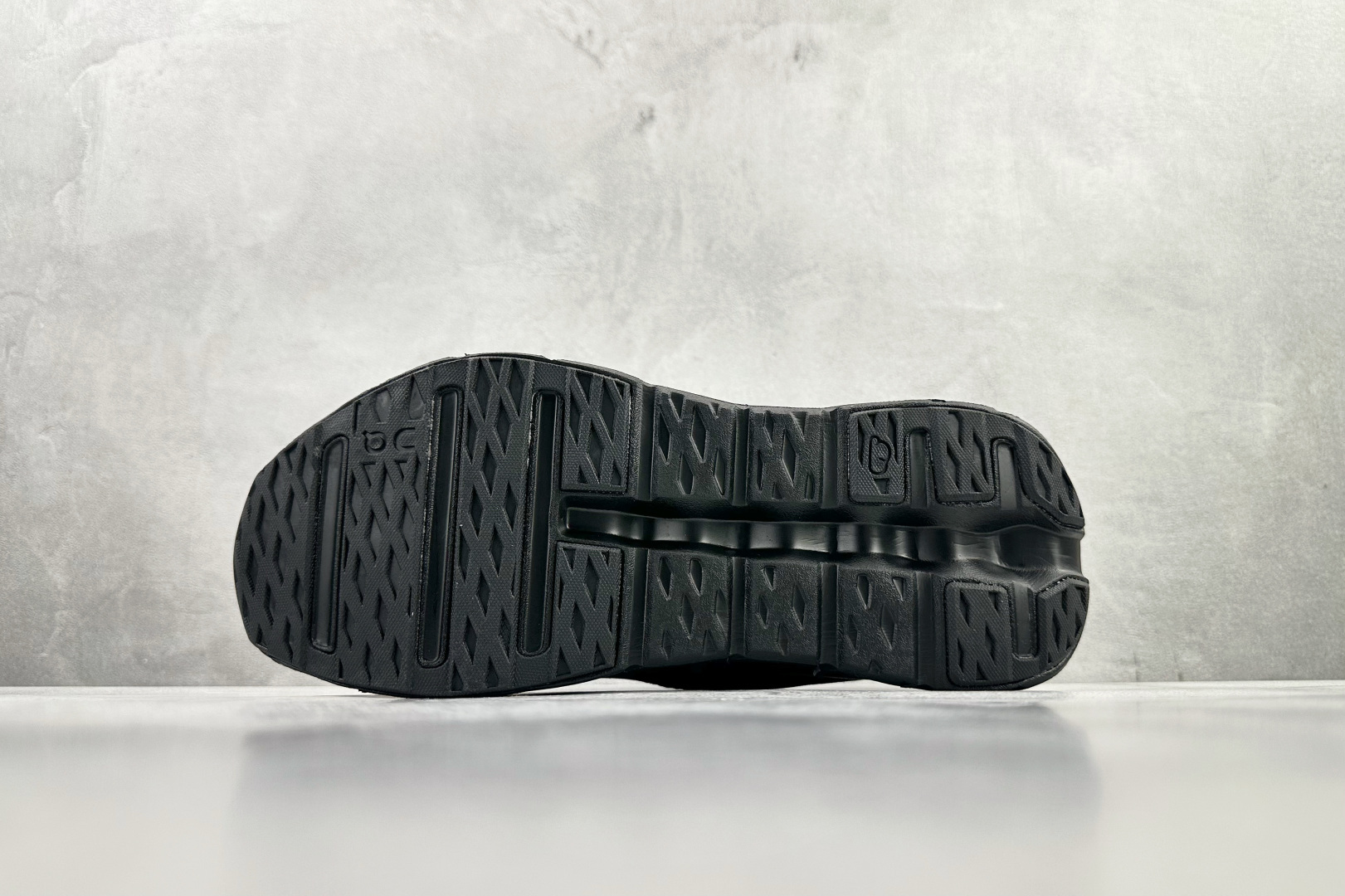 LOEWE x On昂跑 Cloudtilt 2 黑武士 3WE1069
