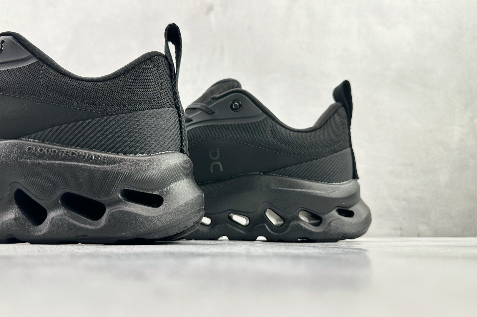 LOEWE x On昂跑 Cloudtilt 2 黑武士 3WE1069