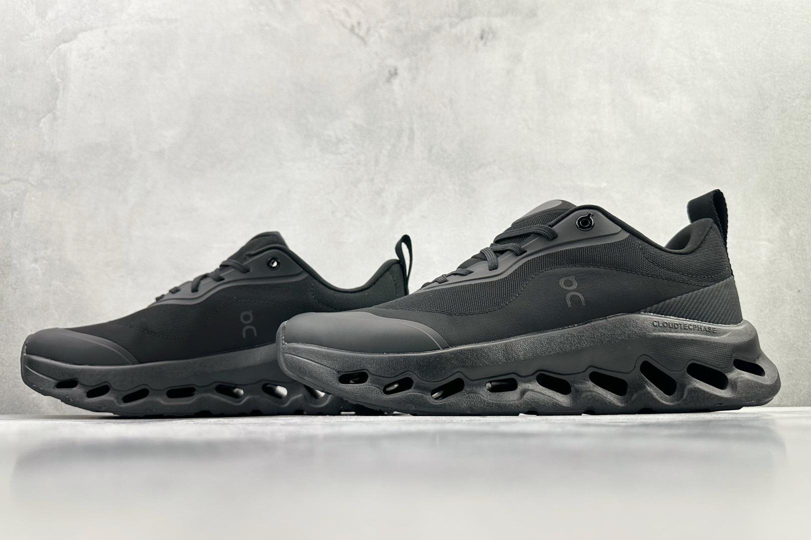 LOEWE x On昂跑 Cloudtilt 2 黑武士 3WE1069