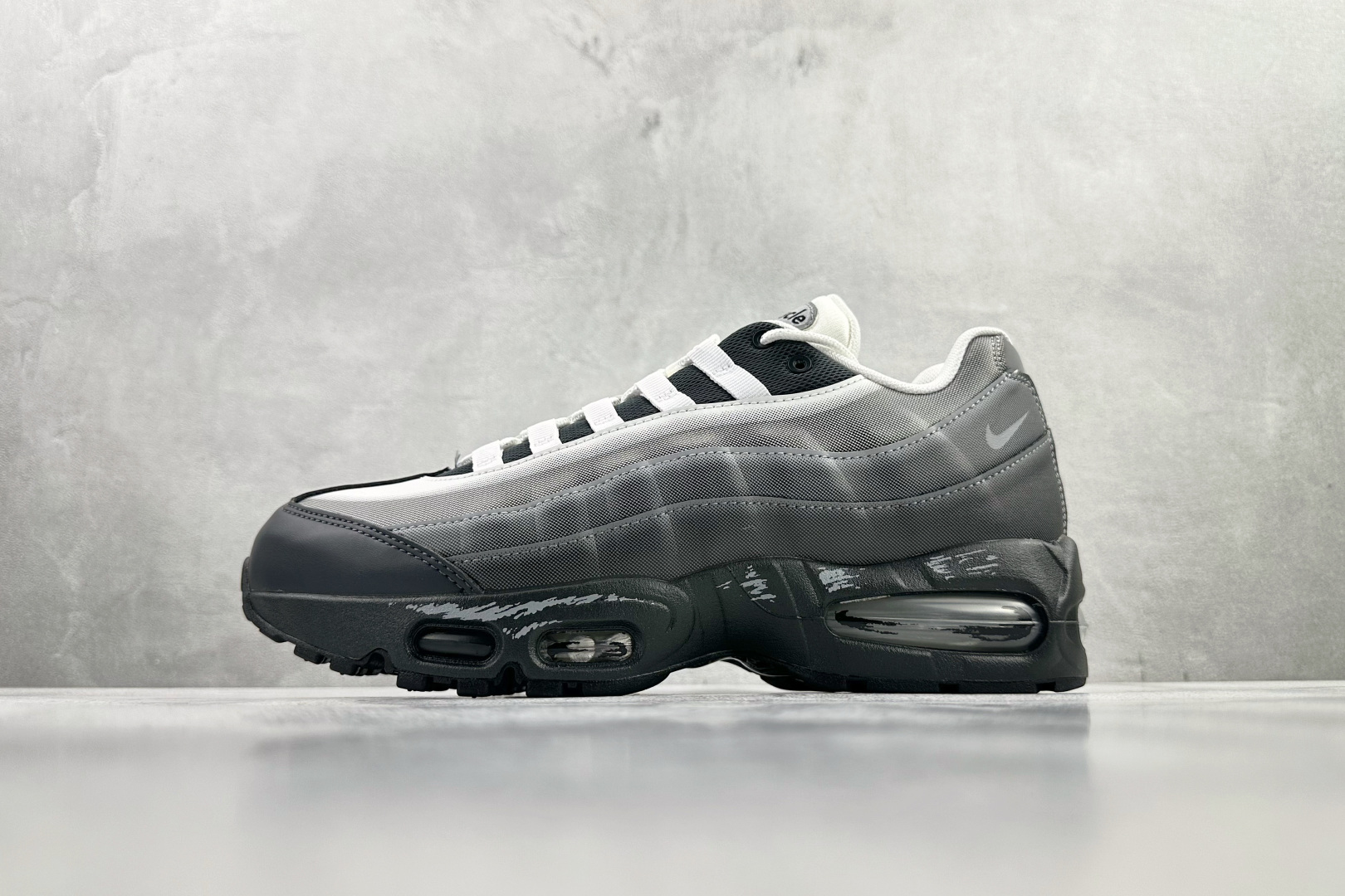 完美复刻 Nike Air Max 95 灰色 II7404-100 完美复刻 Nike Air Max 95 灰色 II7404-100