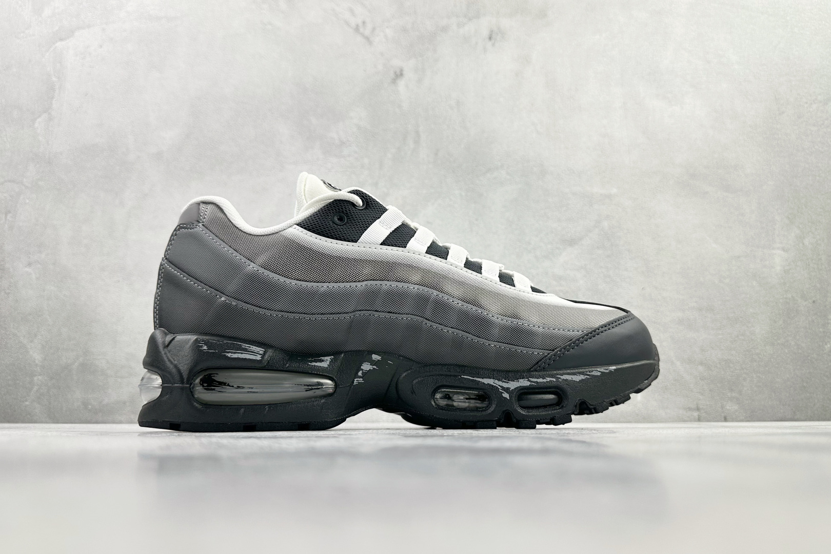 完美复刻 Nike Air Max 95 灰色 II7404-100 完美复刻 Nike Air Max 95 灰色 II7404-100