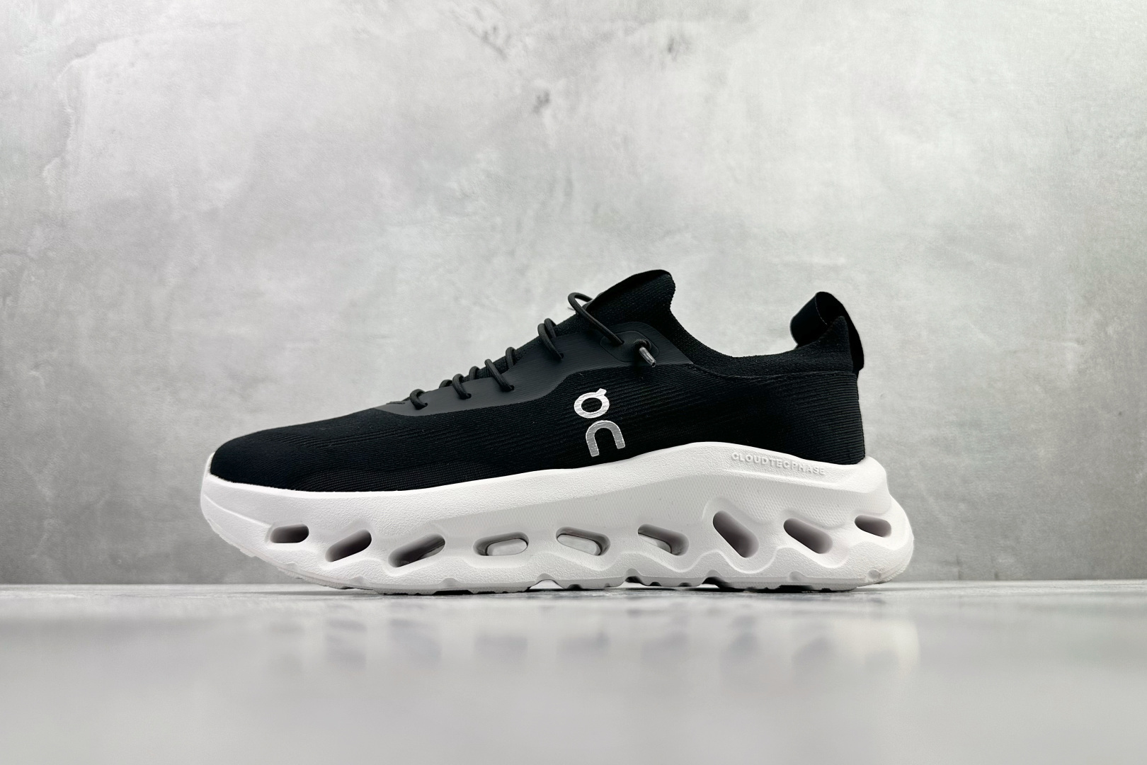 LOEWE罗意威 x On昂跑 联名款 Cloudtilt 黑白 3MD3033