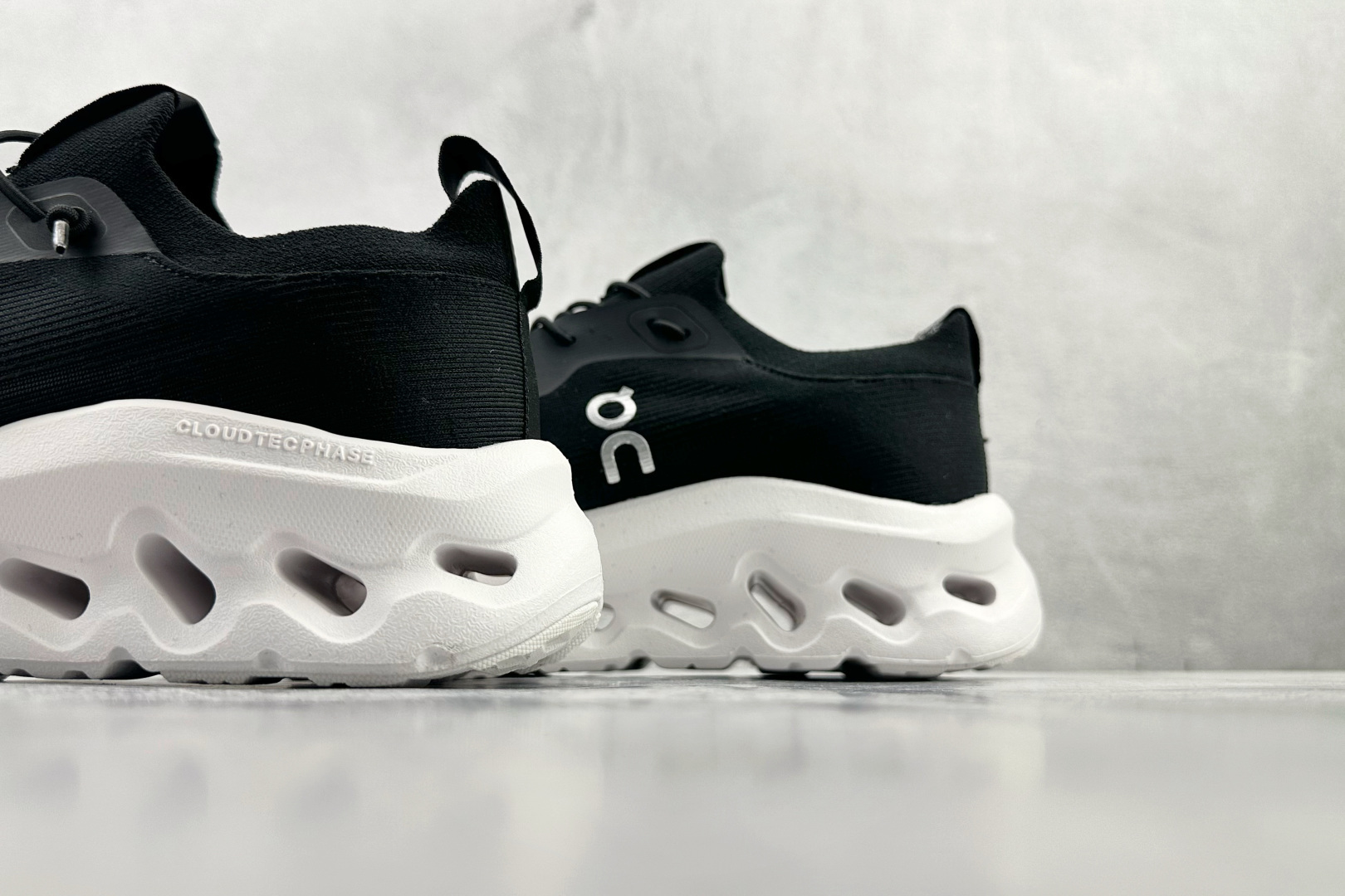 LOEWE罗意威 x On昂跑 联名款 Cloudtilt 黑白 3MD3033