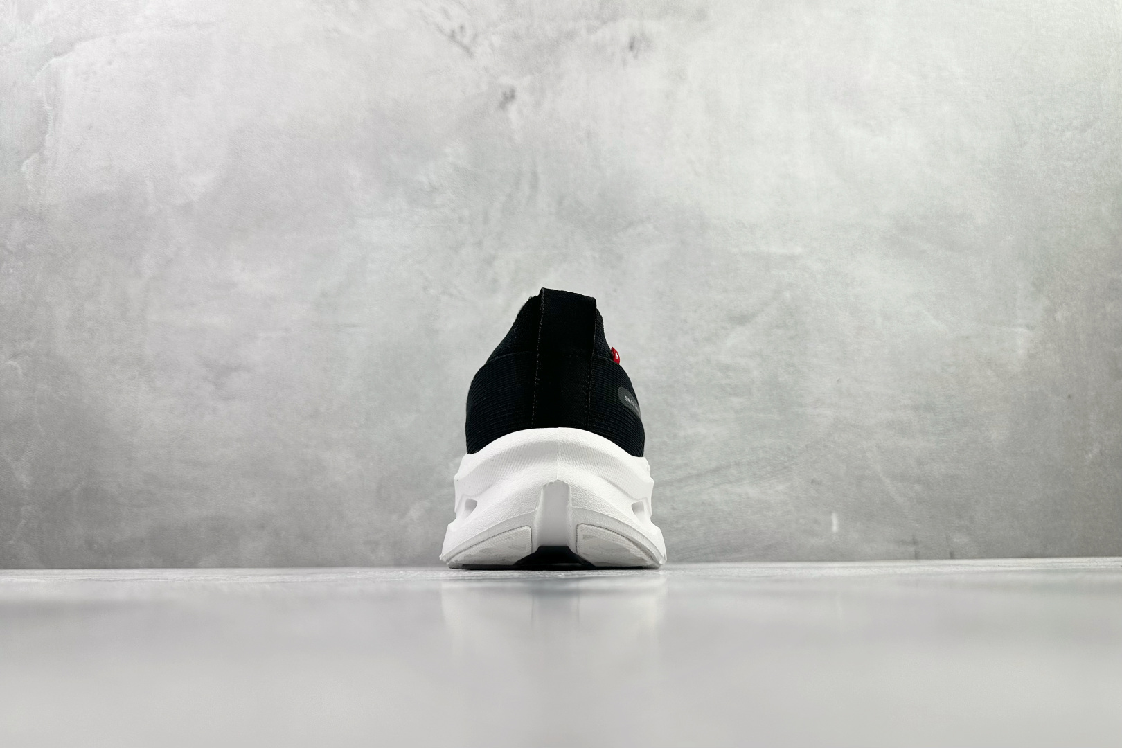 LOEWE罗意威 x On昂跑 联名款 Cloudtilt 黑白 3MD3033