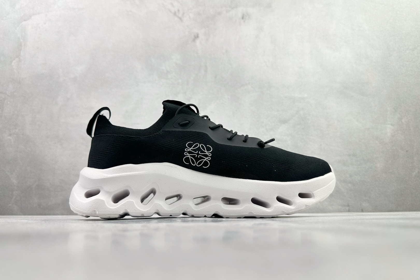 LOEWE罗意威 x On昂跑 联名款 Cloudtilt 黑白 3MD3033