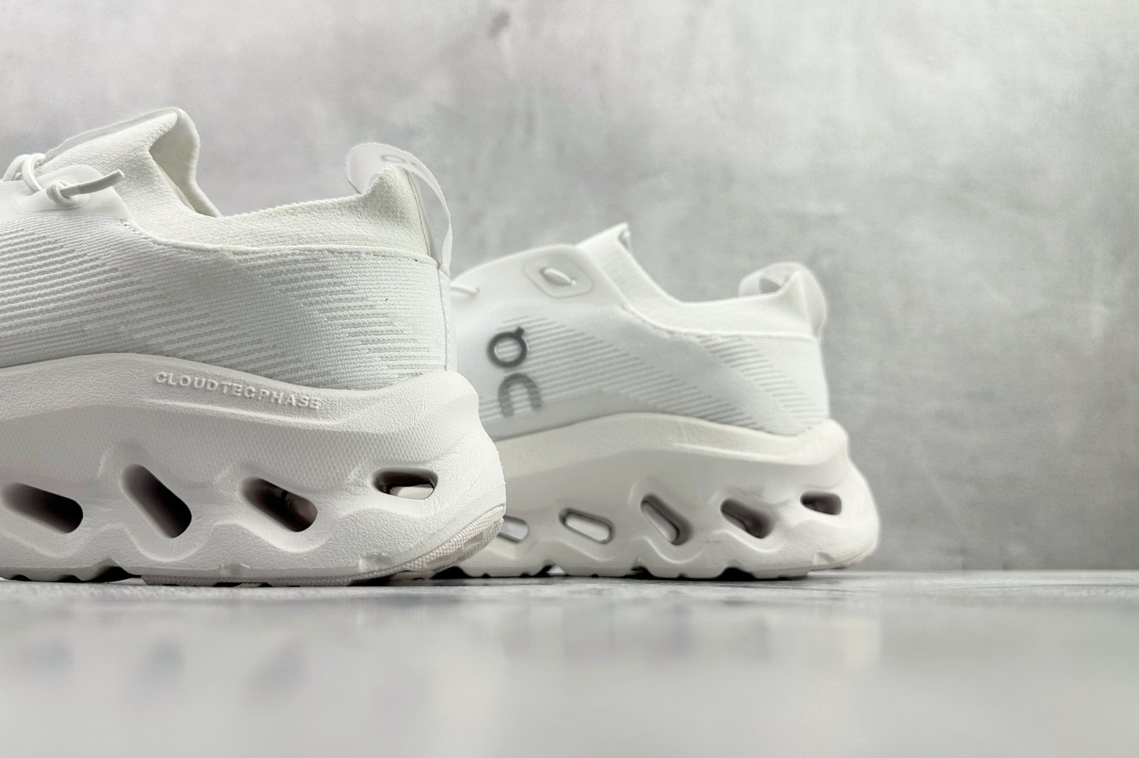 LOEWE罗意威 x On昂跑 联名款 Cloudtilt白色 3MEI1069-Top High Quatity Cheap Sneakers Fashion Clothing Clothes Bags handbags Shoes of all Brand wholesale With The best Quality And Beautiful Price from China Factory Chinese suppliers wholesaler seller LOEWE罗意威 x On昂跑 联名款 Cloudtilt白色 3MEI1069