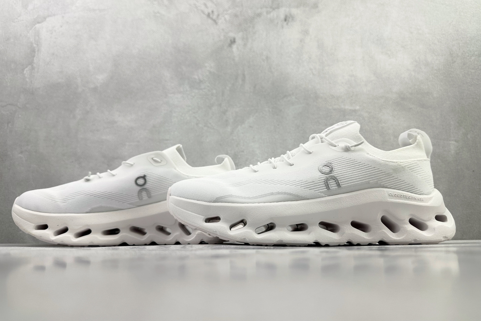 LOEWE罗意威 x On昂跑 联名款 Cloudtilt白色 3MEI1069-Top High Quatity Cheap Sneakers Fashion Clothing Clothes Bags handbags Shoes of all Brand wholesale With The best Quality And Beautiful Price from China Factory Chinese suppliers wholesaler seller LOEWE罗意威 x On昂跑 联名款 Cloudtilt白色 3MEI1069