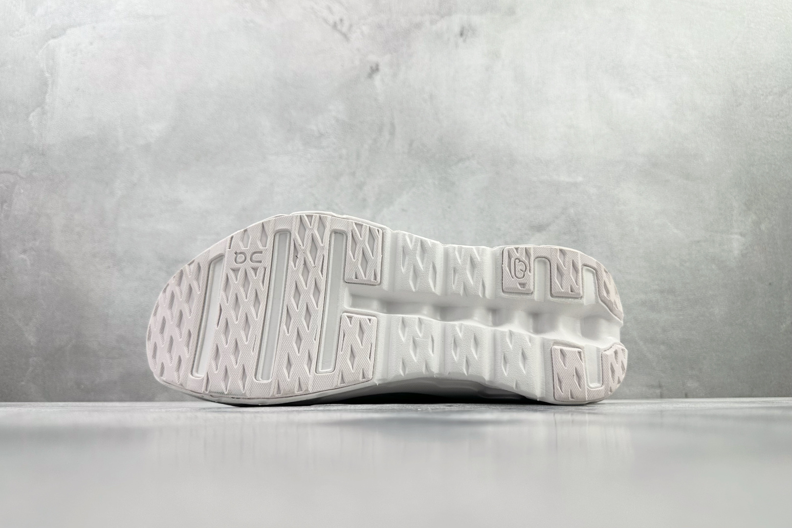 LOEWE罗意威 x On昂跑 联名款 Cloudtilt白色 3MEI1069-Top High Quatity Cheap Sneakers Fashion Clothing Clothes Bags handbags Shoes of all Brand wholesale With The best Quality And Beautiful Price from China Factory Chinese suppliers wholesaler seller LOEWE罗意威 x On昂跑 联名款 Cloudtilt白色 3MEI1069