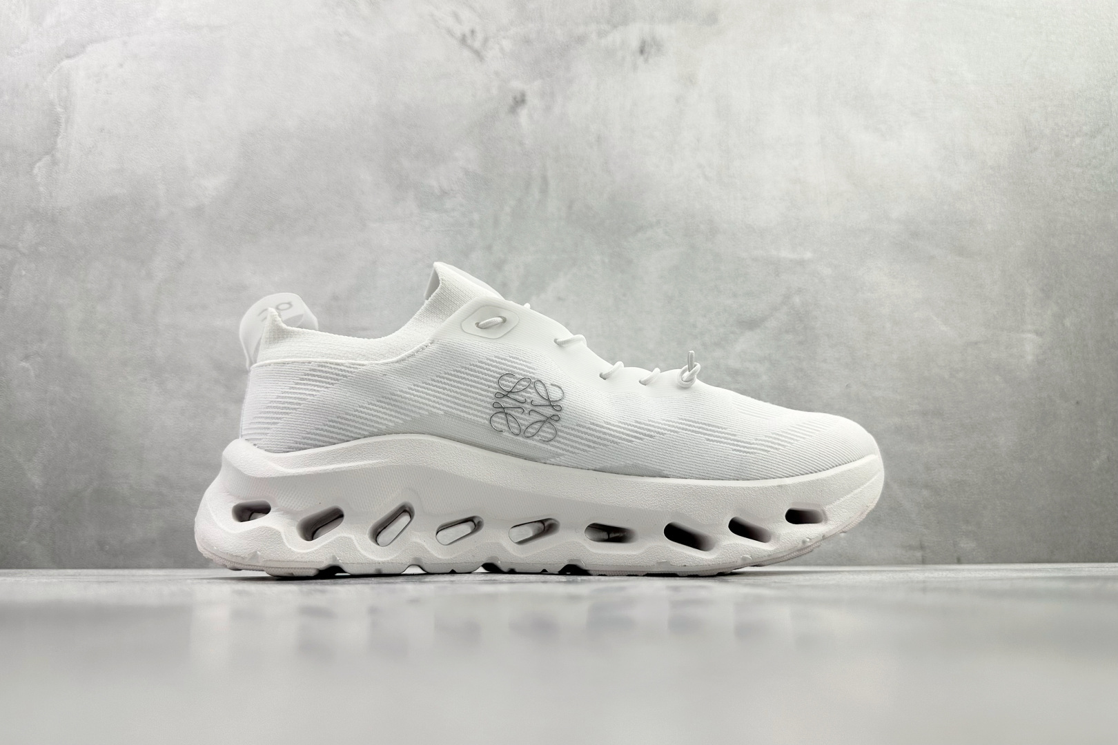 LOEWE罗意威 x On昂跑 联名款 Cloudtilt白色 3MEI1069-Top High Quatity Cheap Sneakers Fashion Clothing Clothes Bags handbags Shoes of all Brand wholesale With The best Quality And Beautiful Price from China Factory Chinese suppliers wholesaler seller LOEWE罗意威 x On昂跑 联名款 Cloudtilt白色 3MEI1069