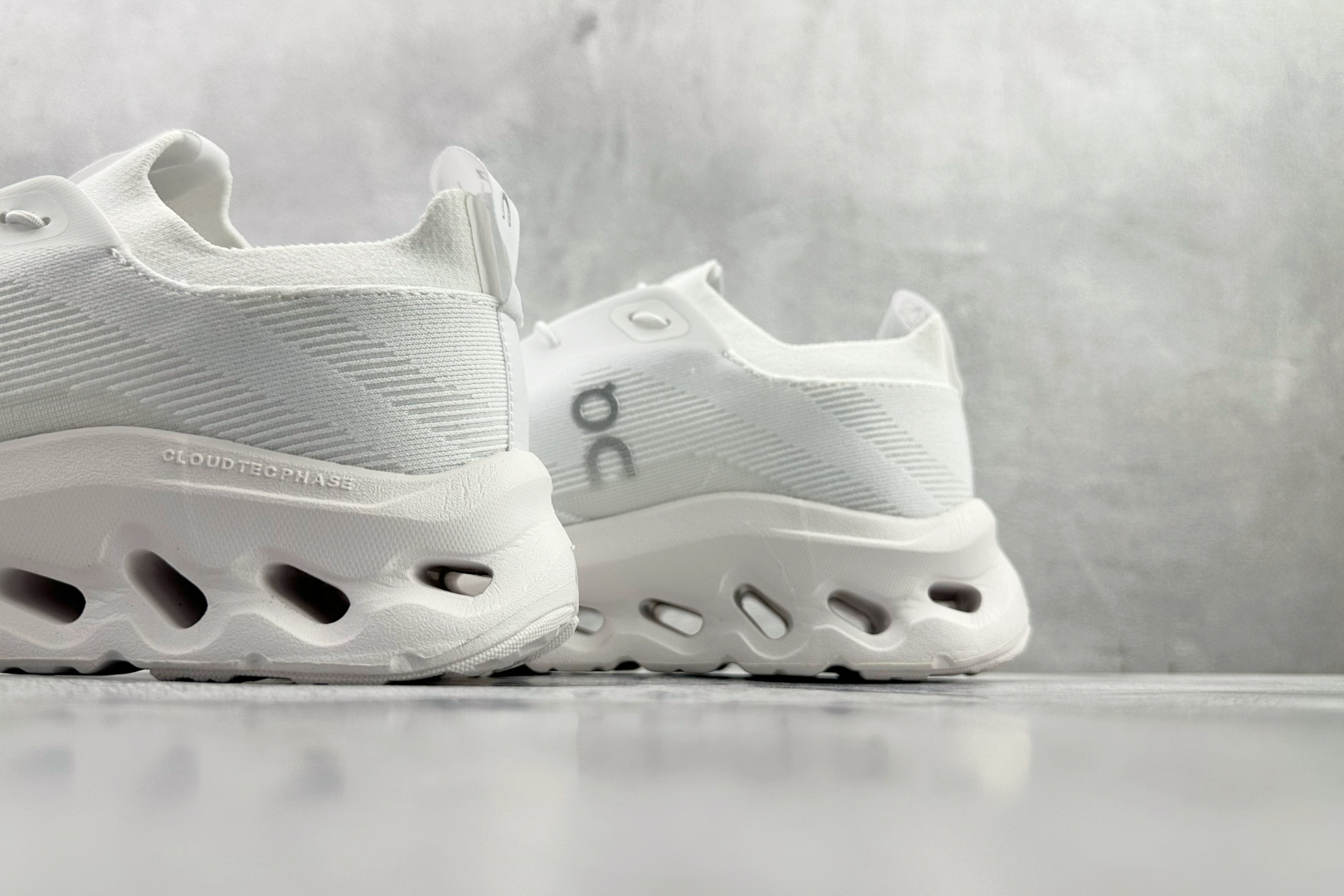 LOEWE罗意威 x On昂跑 联名款 Cloudtilt白色 3MD3033-Top High Quatity Cheap Sneakers Fashion Clothing Clothes Bags handbags Shoes of all Brand wholesale With The best Quality And Beautiful Price from China Factory Chinese suppliers wholesaler seller LOEWE罗意威 x On昂跑 联名款 Cloudtilt白色 3MD3033
